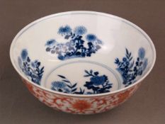 'Baijixiang' -Schale - China, Porzellan mit floralem Dekor in Rot und Blau, goldgehöht, runde leicht