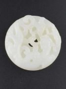 Runde Jadeschnitzerei "Bi" - weiße Jade fein beschnitzt, eine Seite zeigt den schleichenden Chi-