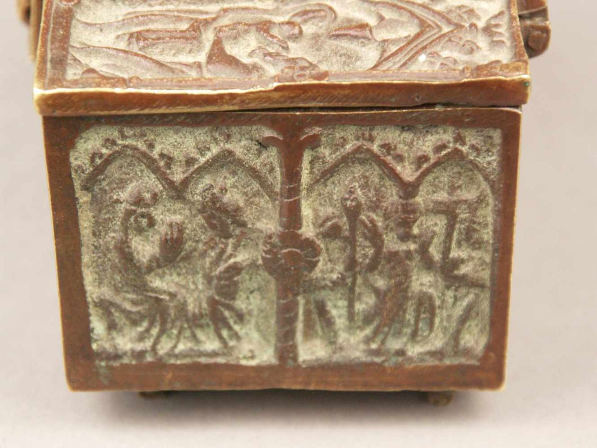 Bronzeschatulle in der Art eines Minnekästchens - rechteckige Bronzekassette mit Scharnierdeckel, - Bild 7 aus 9