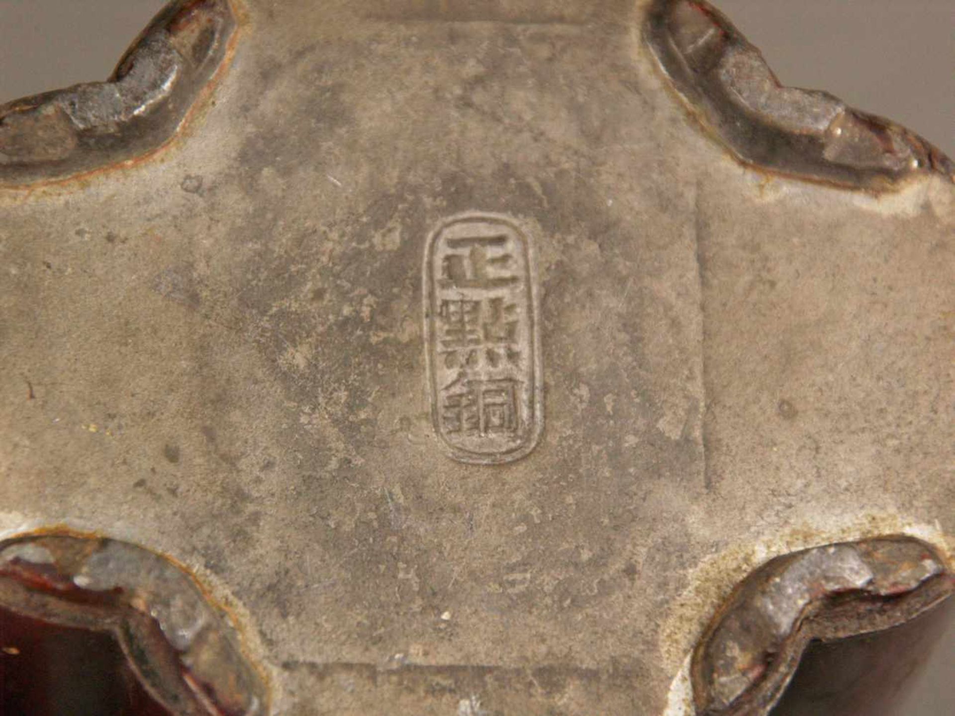 Teedose-China, Zinn lackiert, vierfach gelappte Wandung mit Stülpdeckel, rundum mit Schriftzeichen - Bild 8 aus 8