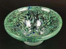 Glasschale - Klarglas, blaue und grüne Einschmelzungen, tief gemuldete Schale mit weit ausgestelltem