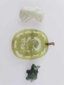 Konvolut Anhänger/Jade - 3-tlg, figürliche verschiedenfarbige Jade, großer Anhänger mit 333