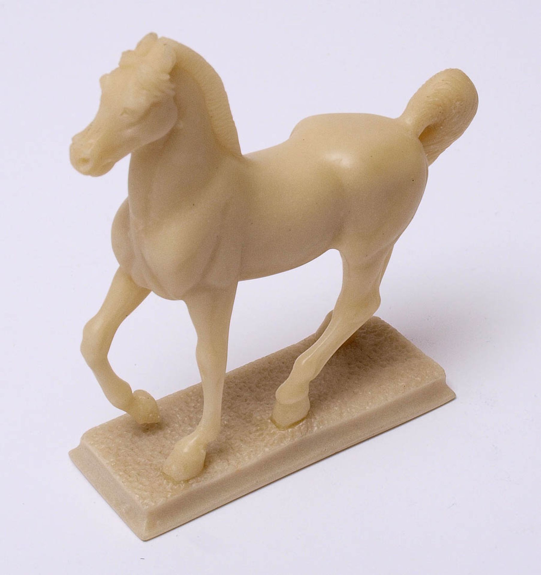 Museumsreplik Auf rechteckigem Sockel Pferd in bewegter Haltung nach griechischem Vorbild. H.11,5cm.