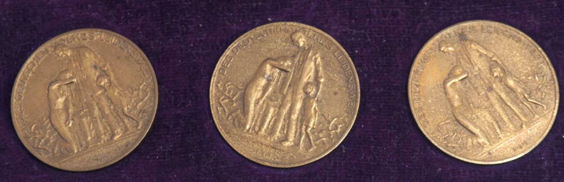 Drei Medaillen, 20er/30er Jahre "Des Deutschen Volkes Leidensweg", Messing, verso die Preise von - Bild 2 aus 2