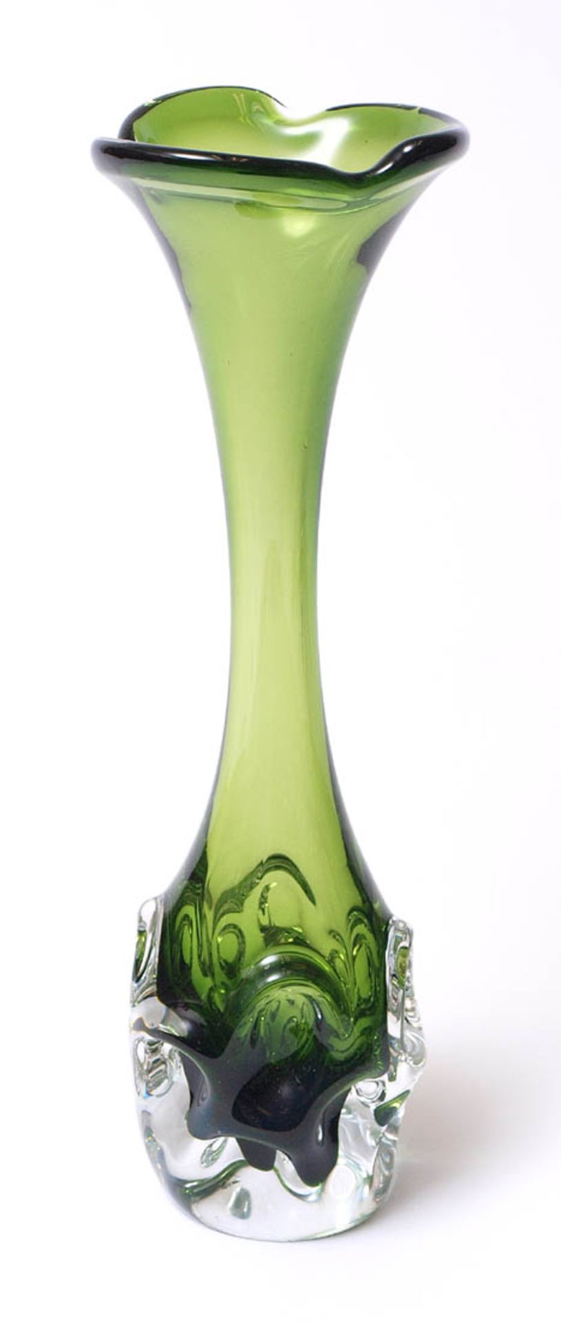 Vase, Murano Bauchige Form mit schlankem Hals und ausgestelltem Rand. Farbloses Glas mit grünem