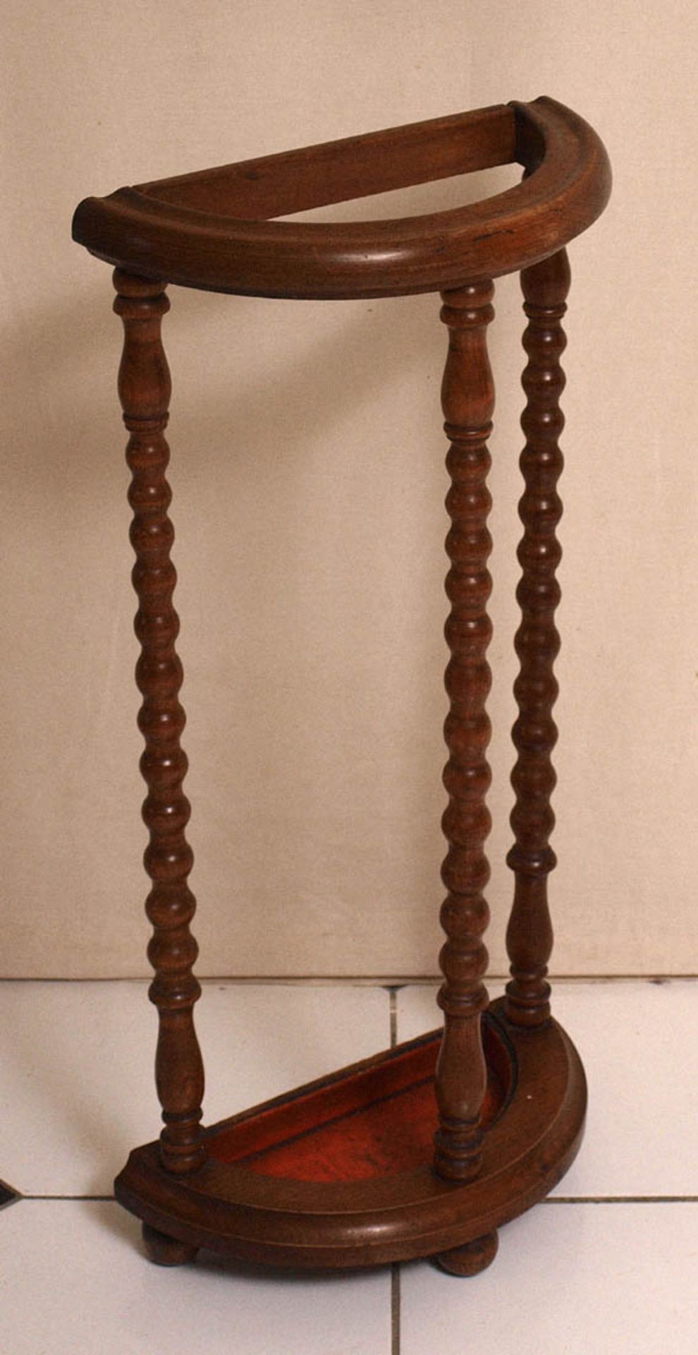 Schirmständer, 19.Jhdt. Auf drei Stollenfüßen halbrunder Sockel mit originalem Blecheinsatz. Drei - Bild 2 aus 2