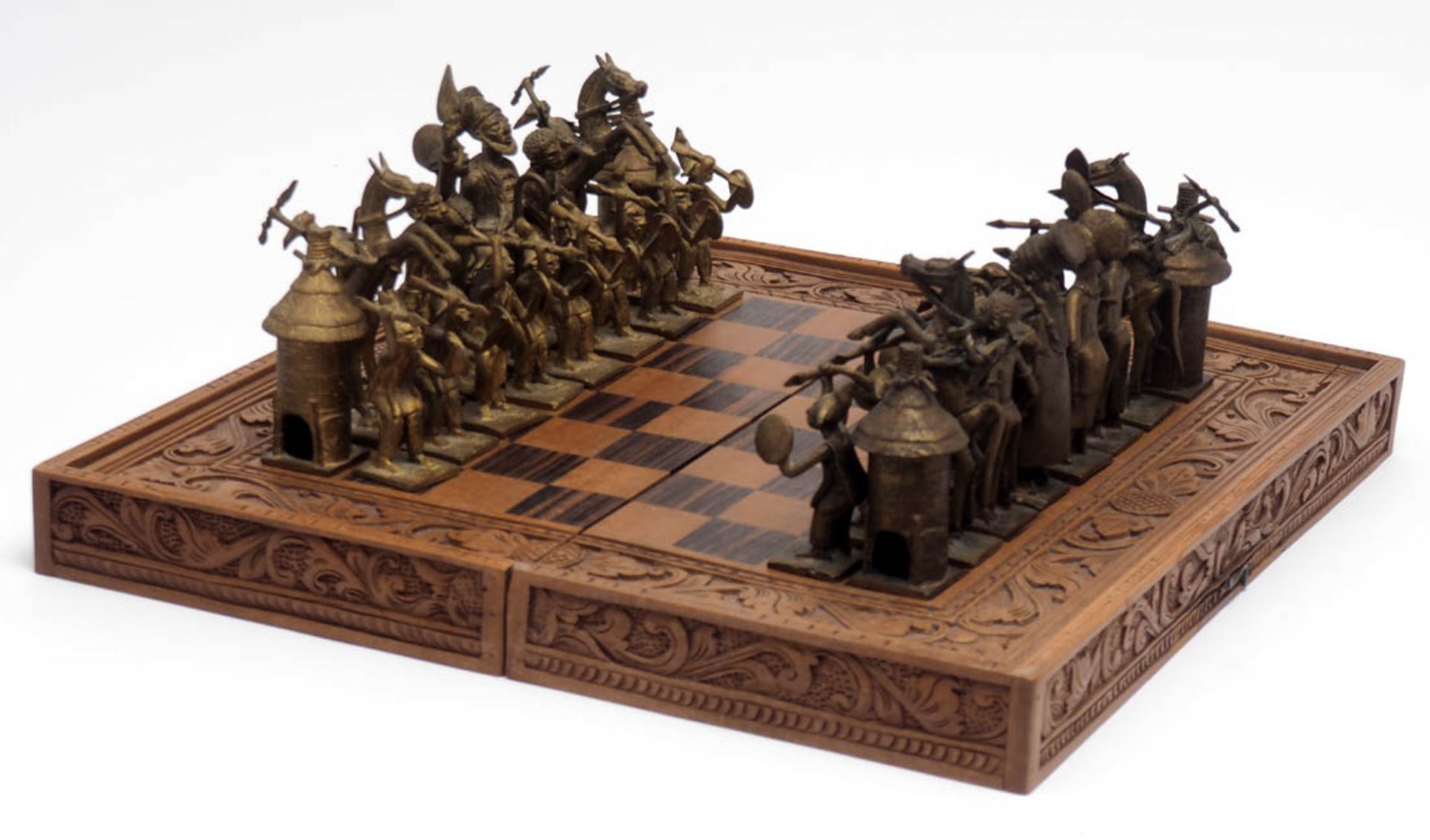 Schachspiel, afrikanisch Fein geschnitzter und intarsierter Kasten. Figuren aus Gelbguss. H. des