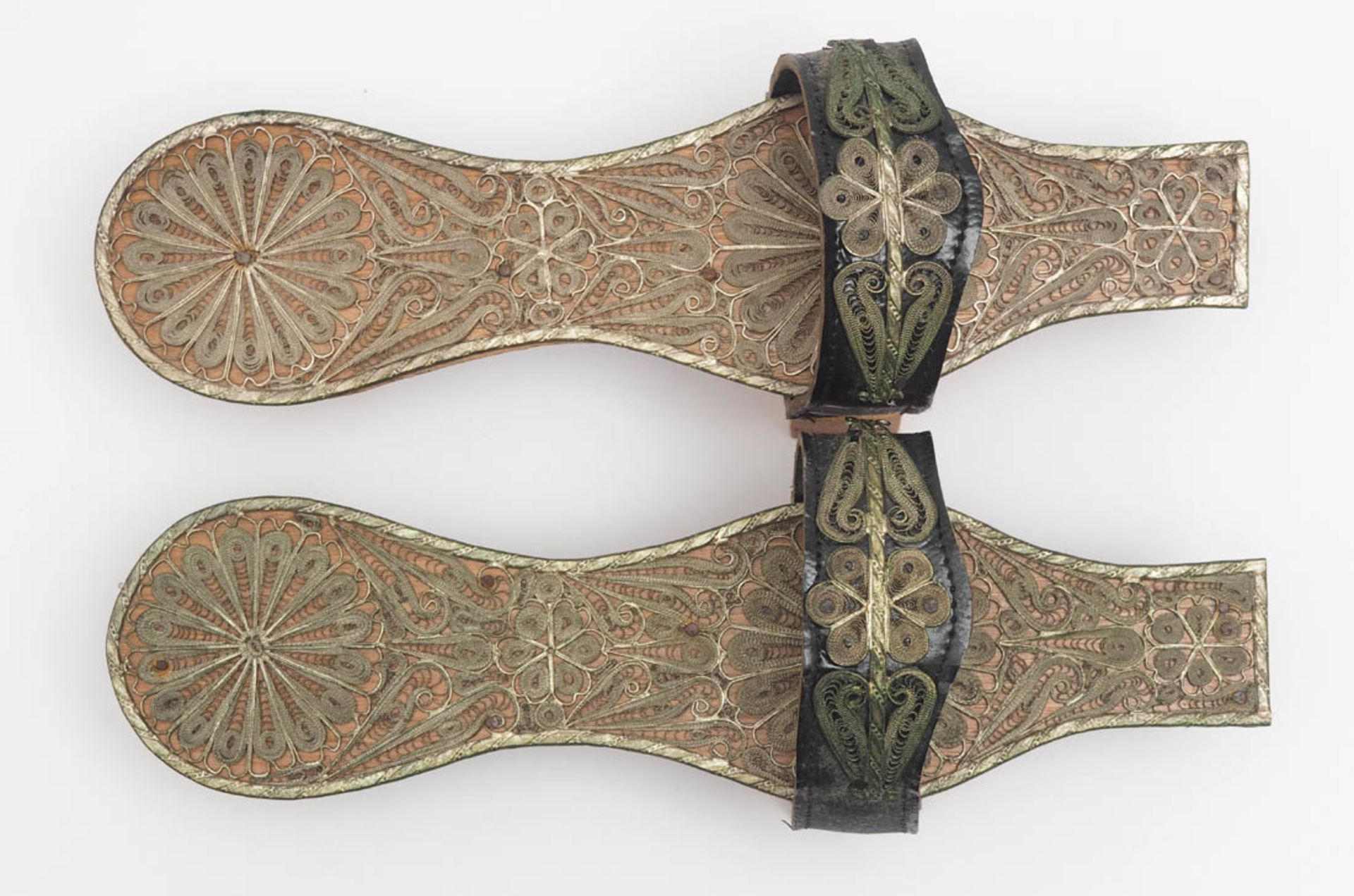 Paar Damenschuhe, wohl türkisch Innensohle und Riemen mit reichen Beschlägen aus Silberfiligran. L. - Image 2 of 2