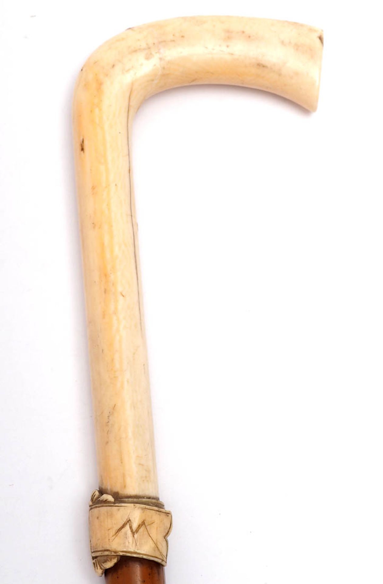 Spazierstock, 19.Jhdt. Krücke aus Elfenbein, als Abschluss geschnitzter Gürtel mit Schließe.
