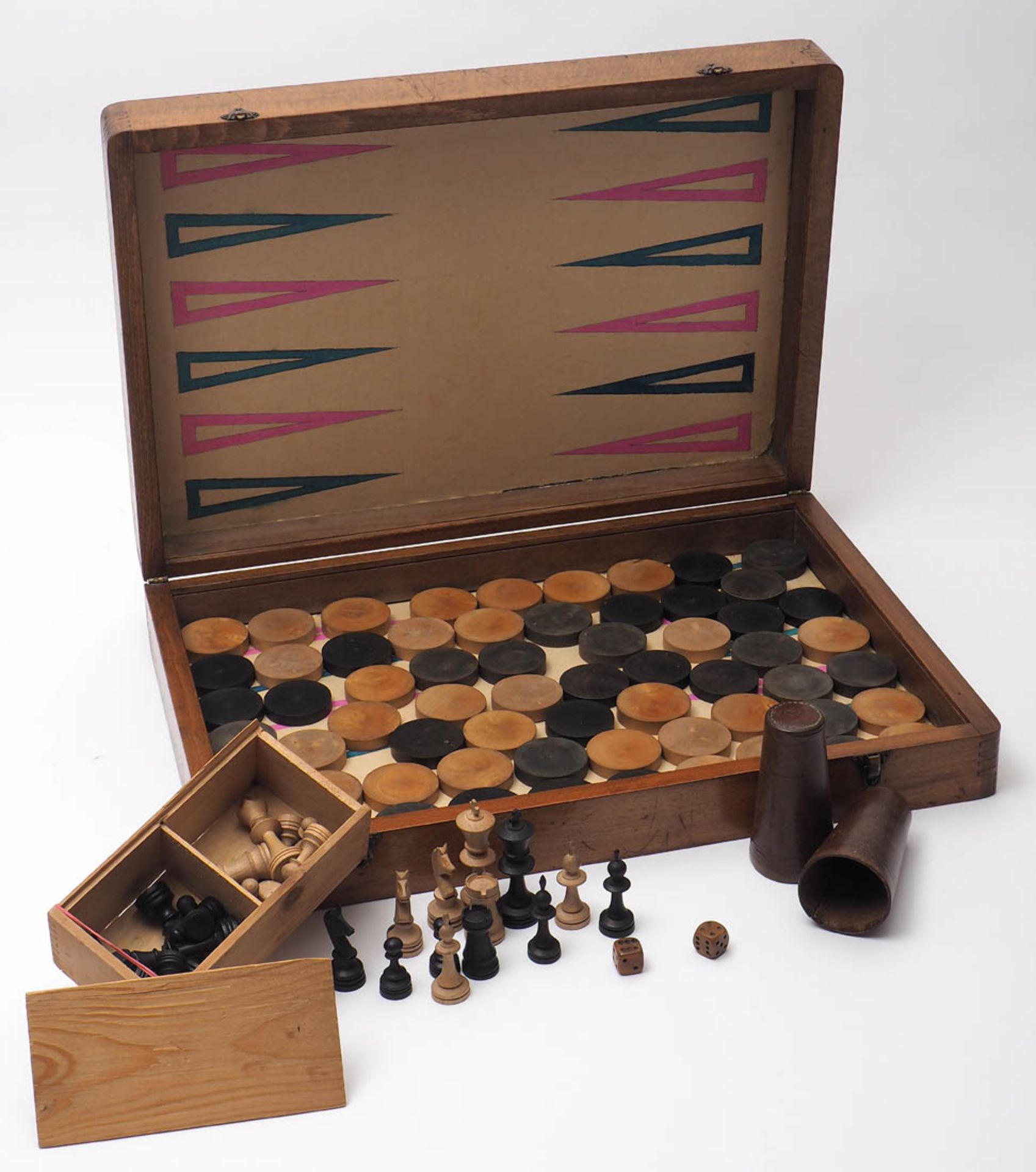 Spielkasten Schach und Backgammon. Mit Figuren, Spielsteinen und zwei Würfelbechern. Maße des
