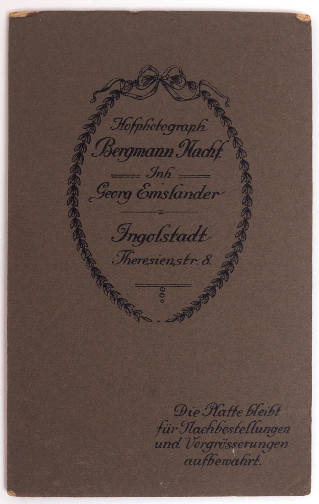 Fünf Familien-Fotografien, teilweise um 1900 Unterschiedliche Formate. - Bild 2 aus 2