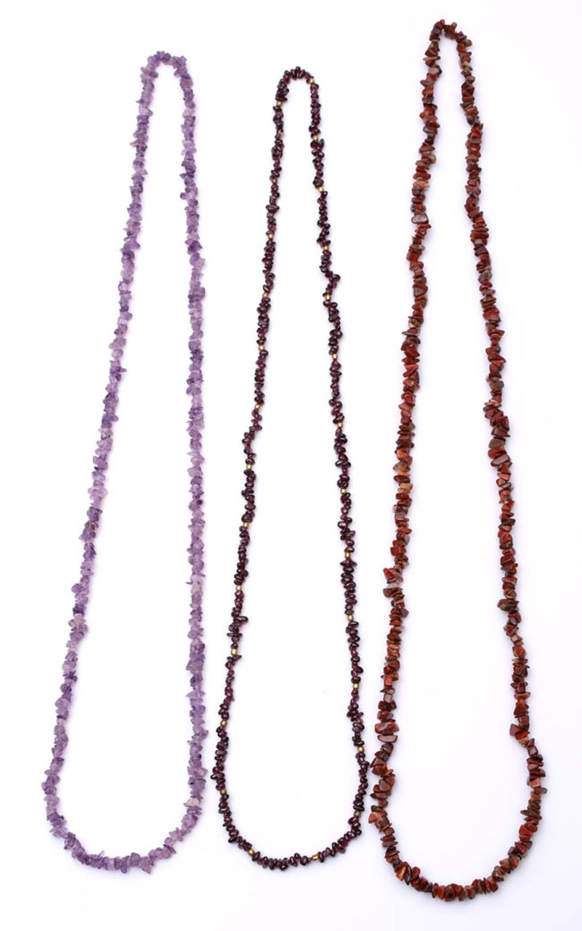 Drei div. Halbedelsteinketten Getrommelte Amethyste, Karneole bzw. Granaten. Unterschiedliche