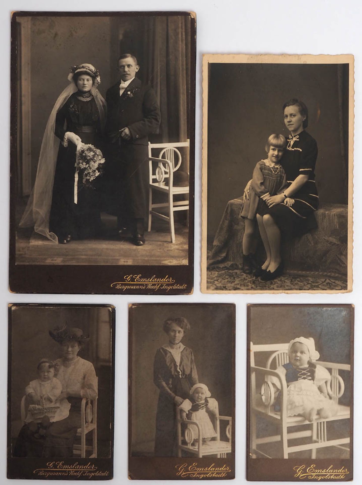 Fünf Familien-Fotografien, teilweise um 1900 Unterschiedliche Formate.