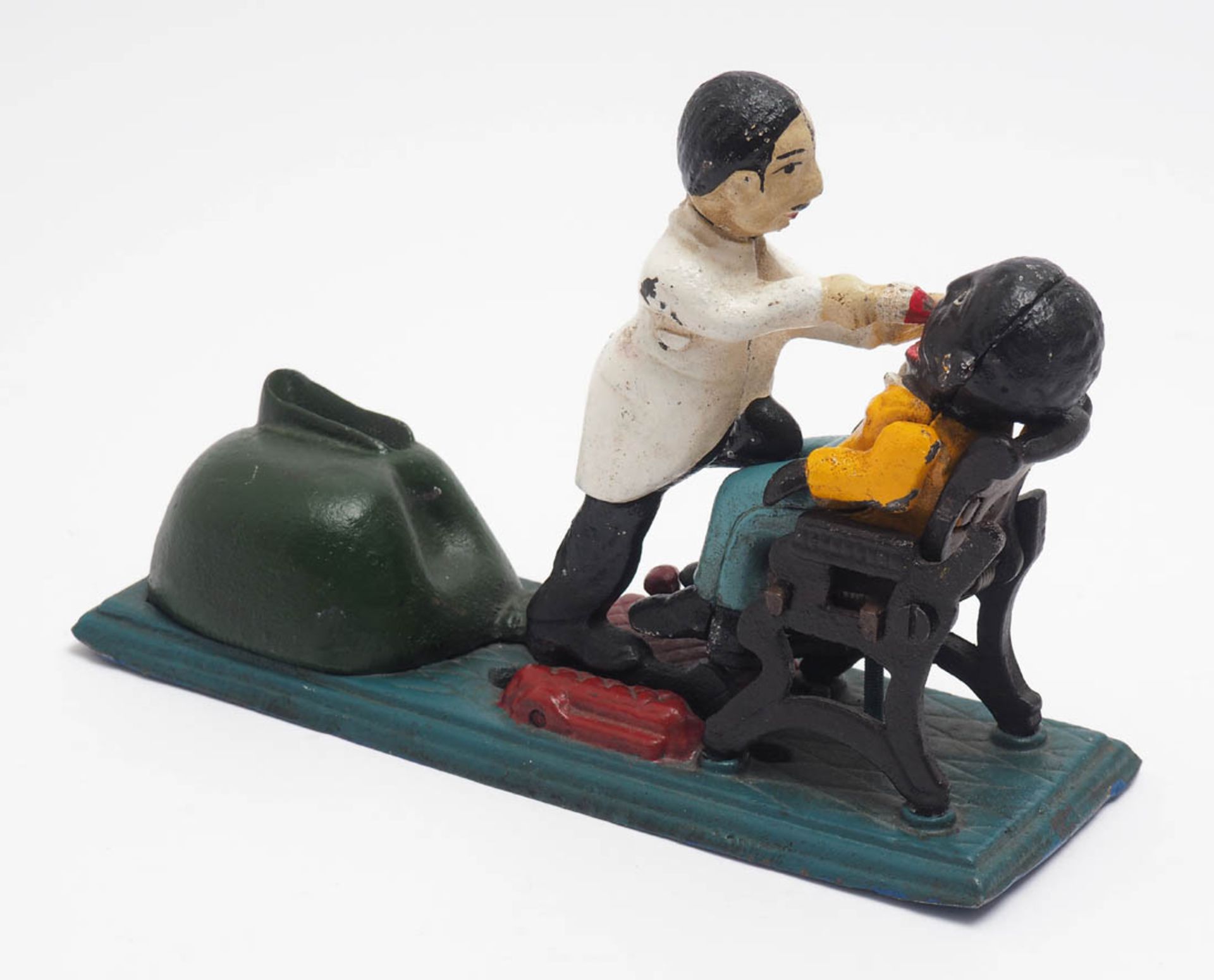 Sparkassenautomat Figurengruppe in Form eines Zahnarztes mit Patient. Eisenguss, farbig bemalt. L.