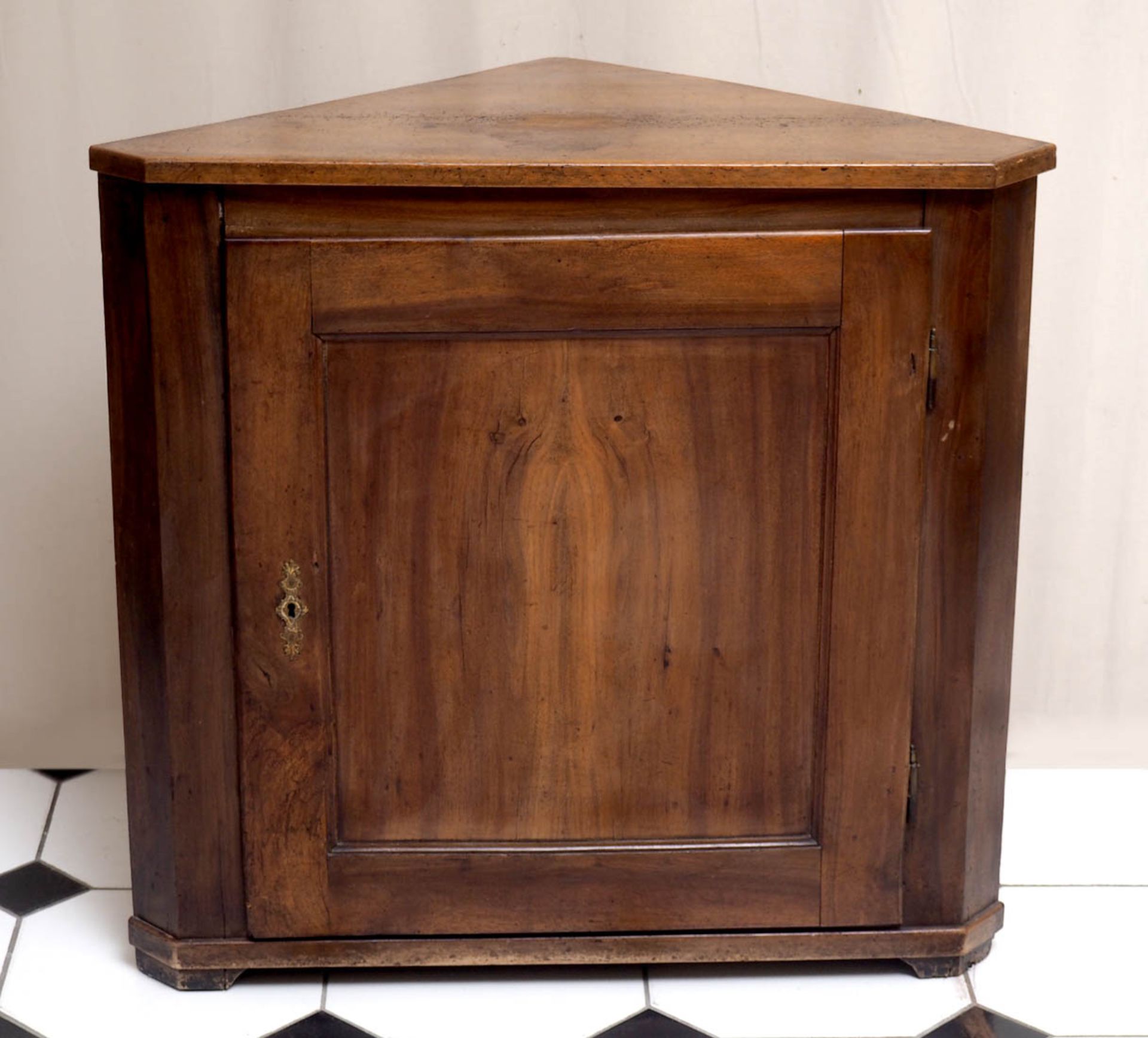 Biedermeier-Eckschrank Eintürig. Türe mit großer, glatter Kassette. Nussbaum. 89x63cm. - Bild 2 aus 2