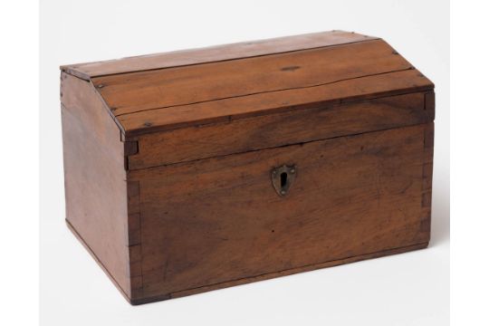 Miniaturdeckeltruhe 1 Halfte 19 Jhdt Mit Scharnierdeckel Im Boden Geheimfach Wappenschildfor