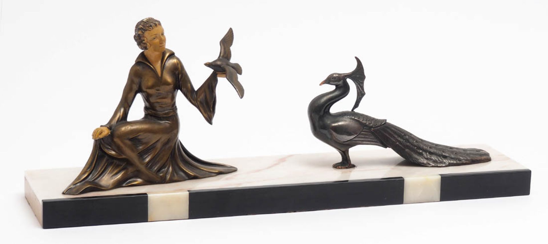 Figurengruppe, 30er Jahre Auf schwarz-weißem Marmorsockel Gestalt einer knienden Frau, eine Taube
