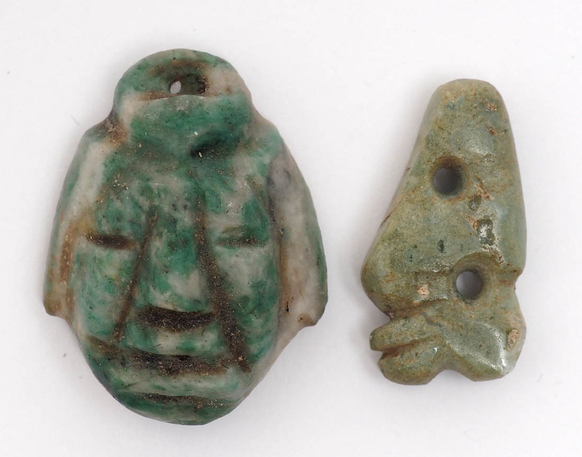 Präkolumbischer Kopfanhänger, olmekisch 900--500 v.Chr. Grüner Stein (Jade?) mit Loch. H.2,5cm. Dazu