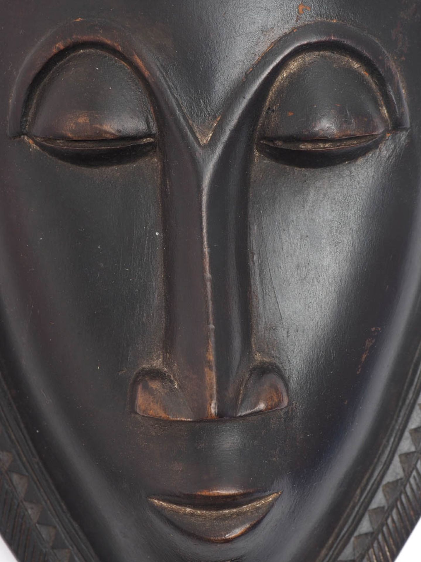 Maske, Baule, Elfenbeinküste Plastisch geschnitzter Kopf mit umlaufendem, reliefiertem Kopf- bzw. - Bild 2 aus 4