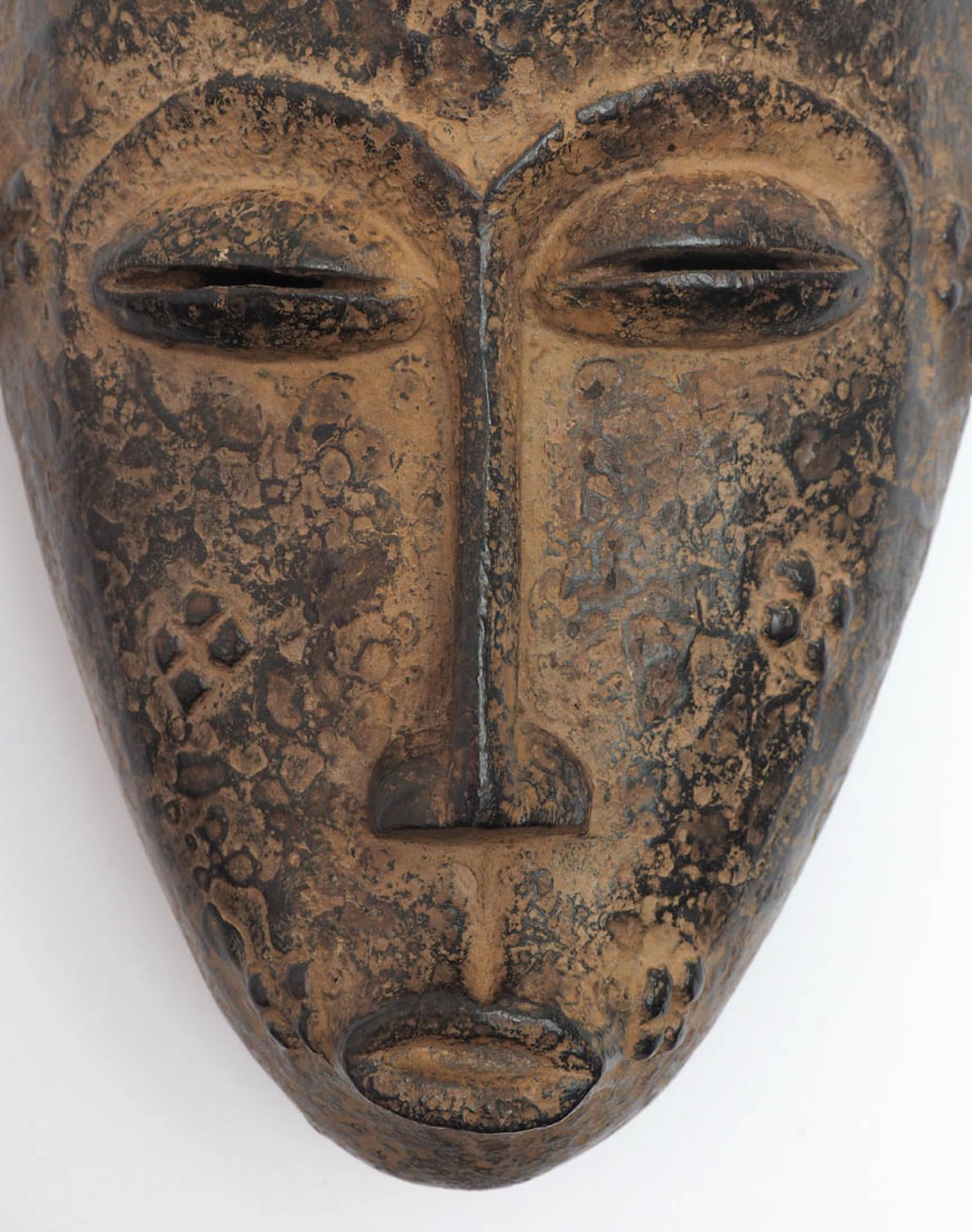 Maske, Baule, Elfenbeinküste Plastisch geformtes Gesicht mit reliefierten Verzierungen und Frisur. - Bild 2 aus 6
