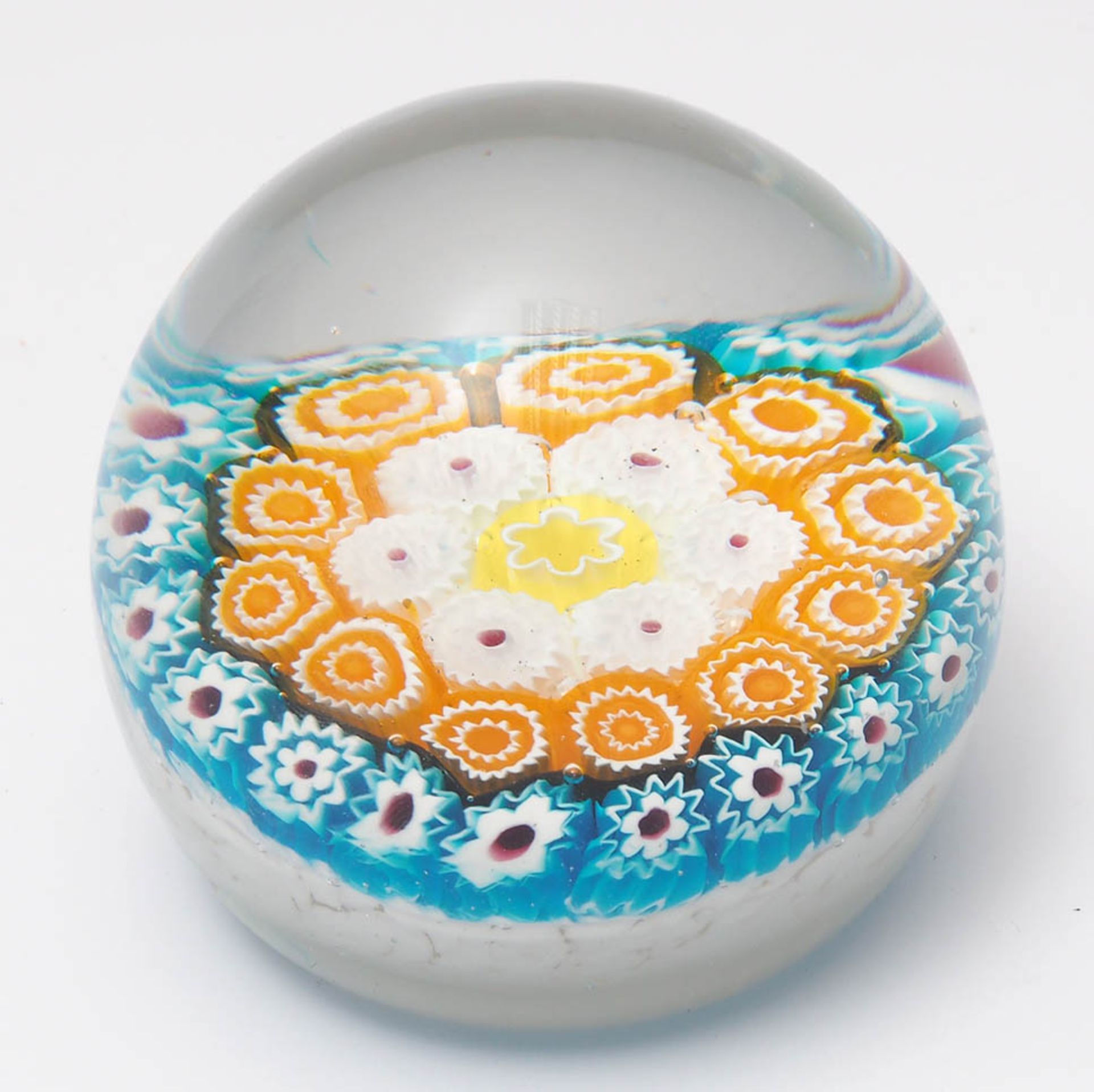 Paperweight, Murano Kugelige Form mit großem Kissen aus Millefiori-Blüten. H.7cm.