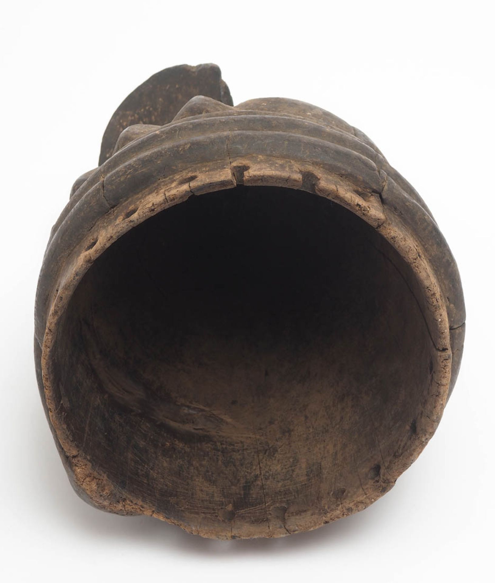 Sowei-Helmmaske, Sande-Bund, Mende, Sierra Leone Halbrunder, ausgehöhlter Holzkorpus mit - Bild 5 aus 5