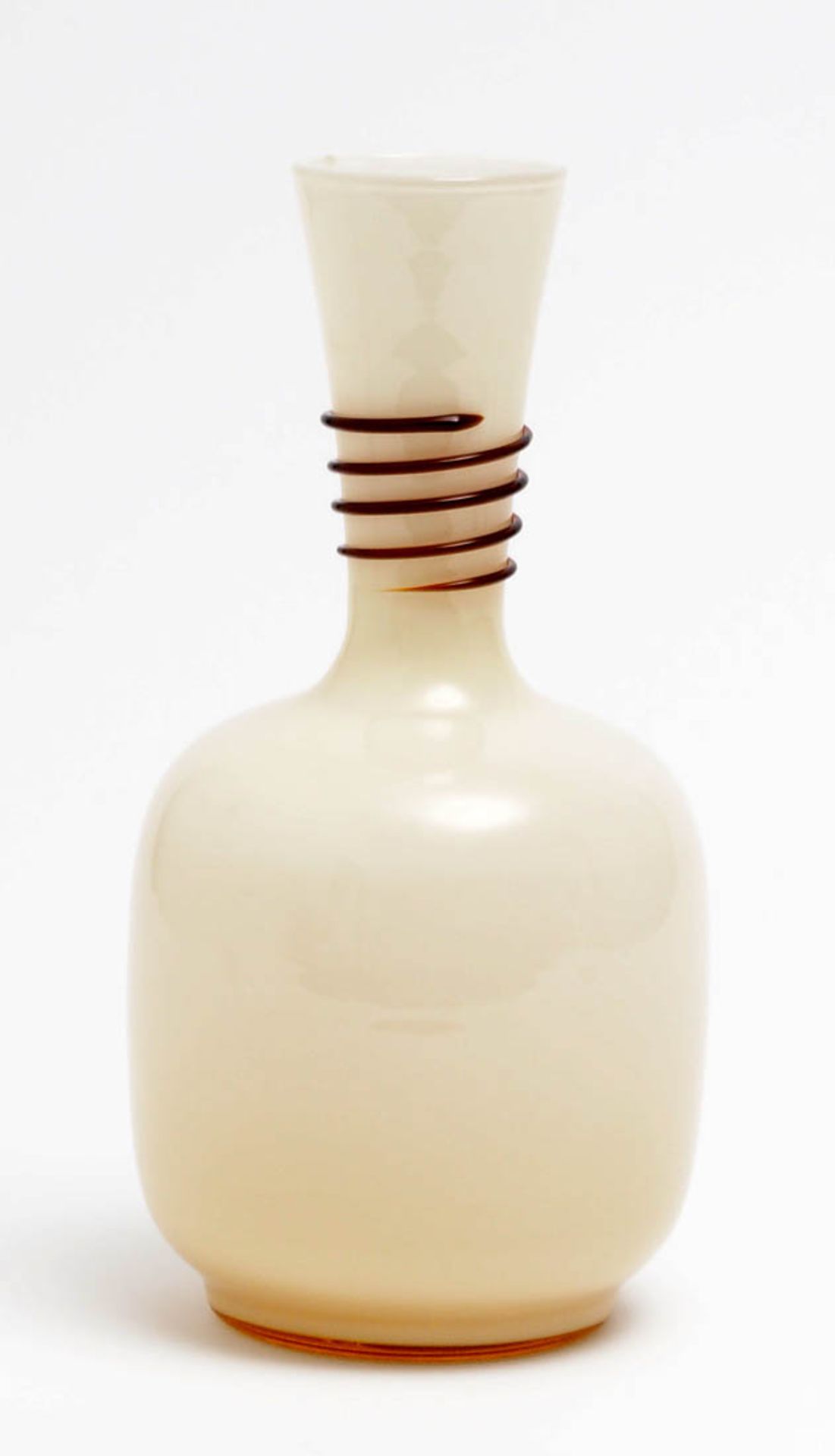 Vase, Murano Bauchiger Korpus mit konischem Röhrenhals. Farbloses Glas mit weißem, opakem