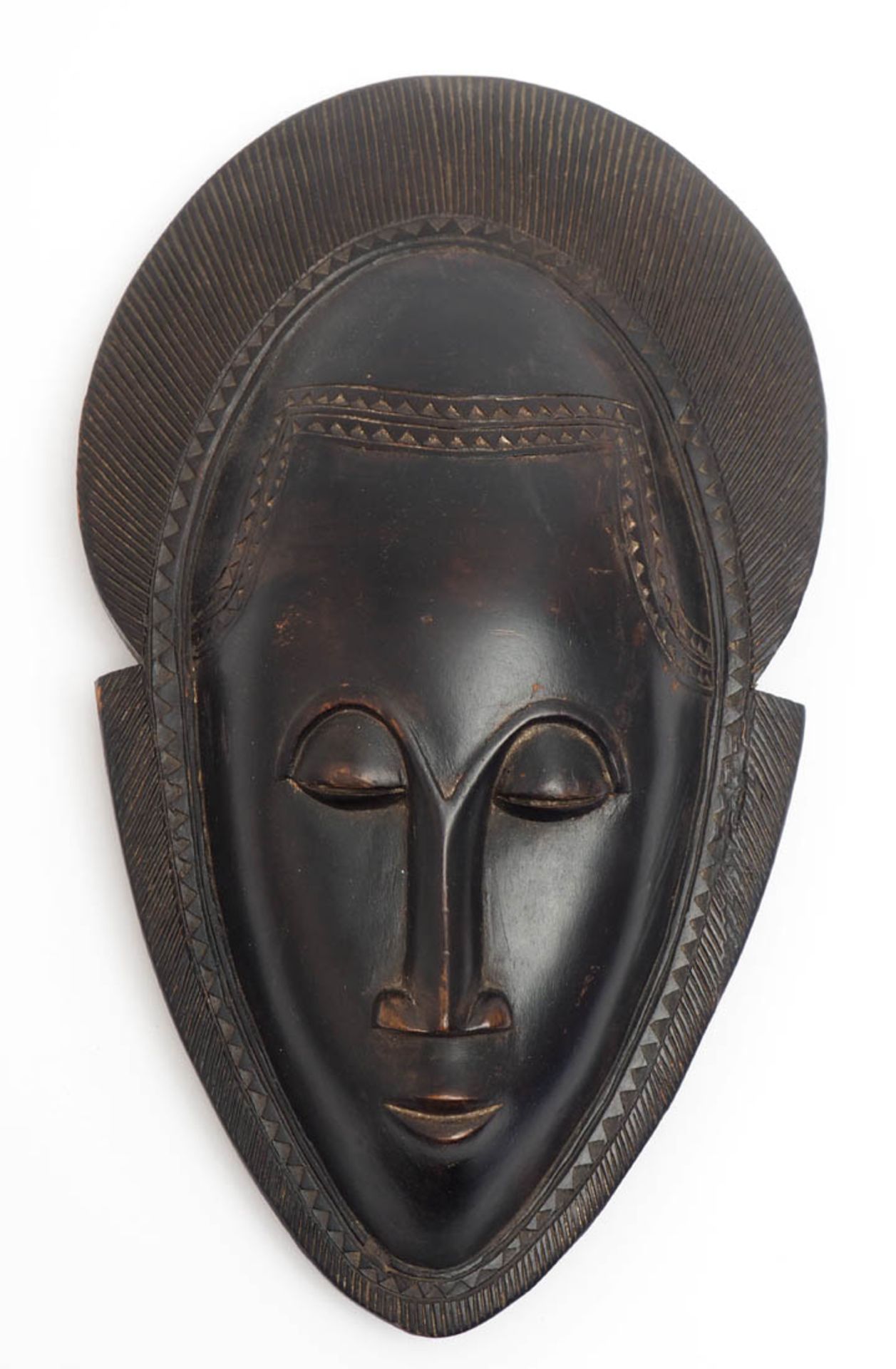 Maske, Baule, Elfenbeinküste Plastisch geschnitzter Kopf mit umlaufendem, reliefiertem Kopf- bzw.