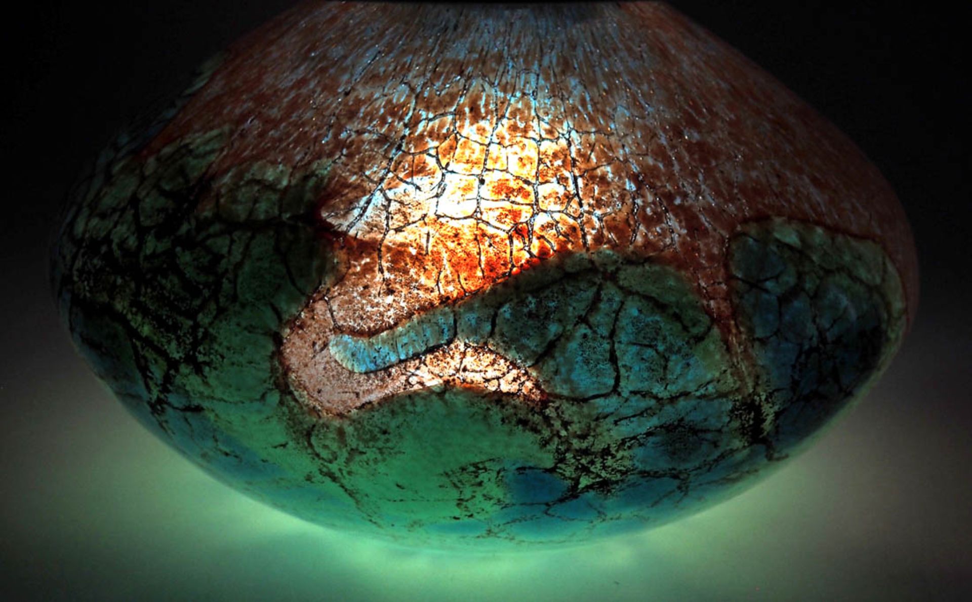 Tischlampe, WMF Ikora Gedrückt kugeliger Lampenfuß aus farblosem Glas mit grünem Innenüberfang und - Bild 3 aus 3