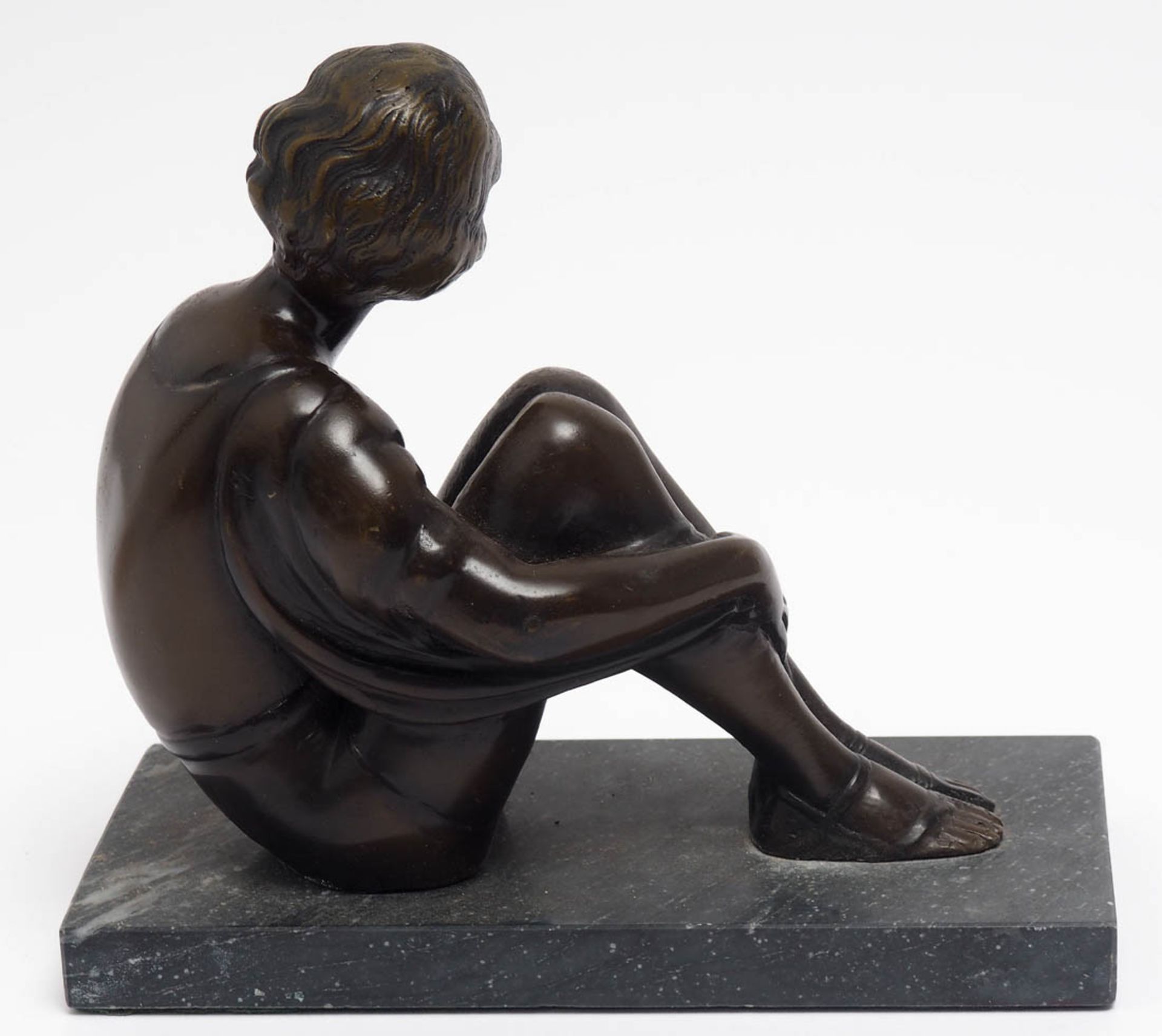 Figurine, 20er /30er Jahre Auf rechteckigem Sockel aus schwarzem Marmor hockendes junges Mädchen, - Bild 5 aus 5