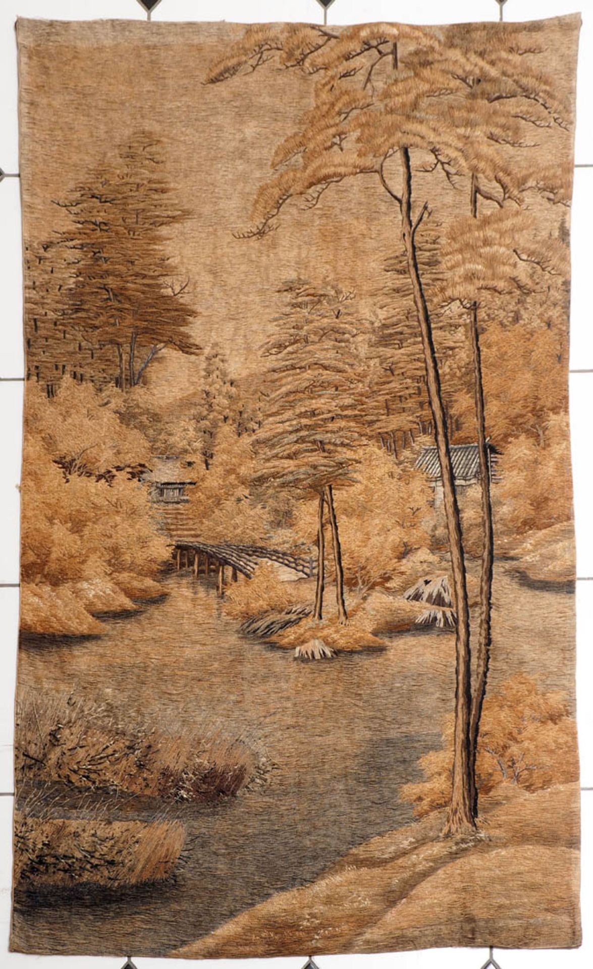 Gobelin, 19.Jhdt. Blick in einen japanischen Garten mit Gebäuden, Teich und Bäumen. Gewebt und