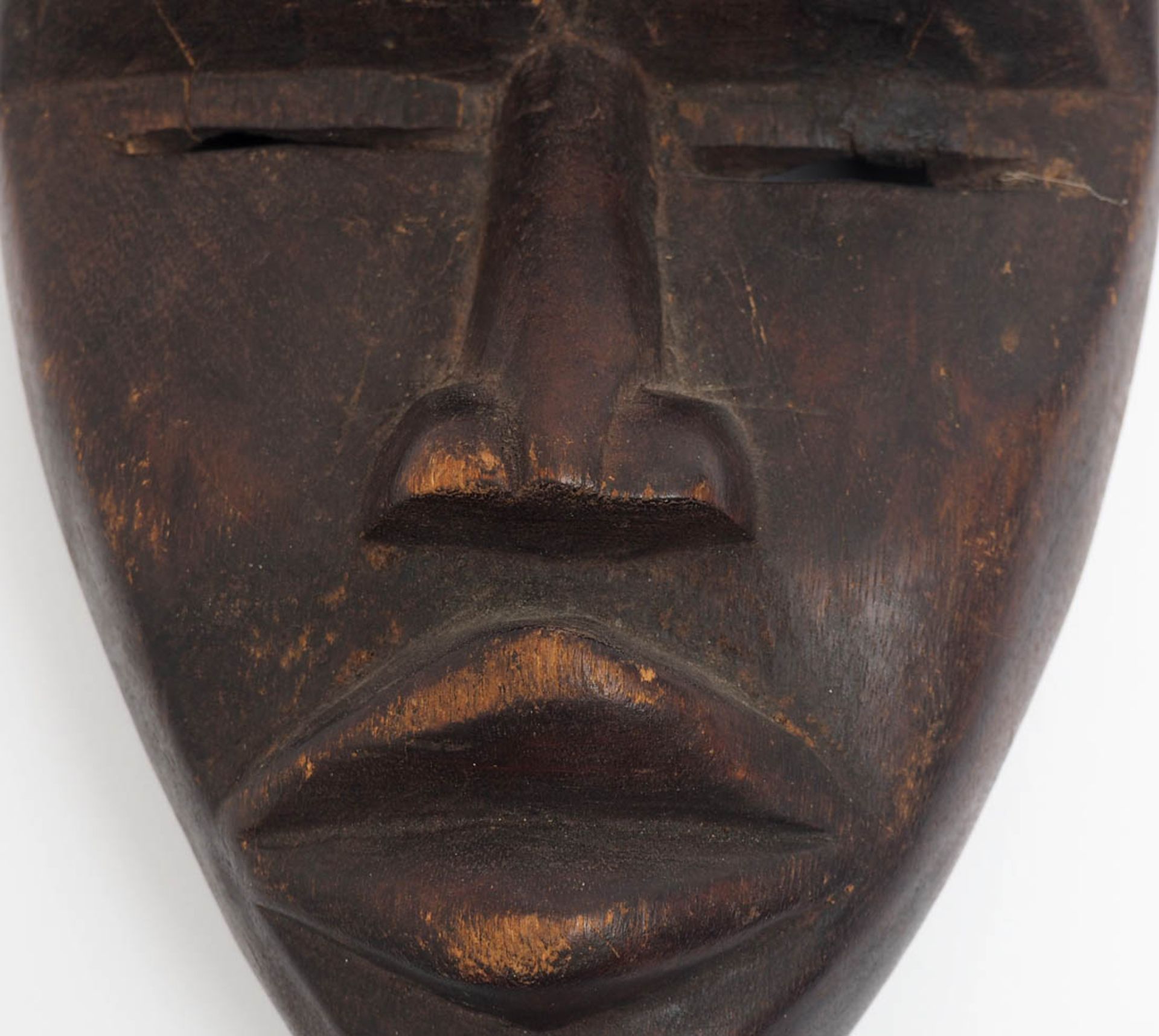 Maske, Dan, Afrika In Form eines spitz zulaufenden Gesichtes mit stark gewölbter Stirnpartie. - Bild 2 aus 4