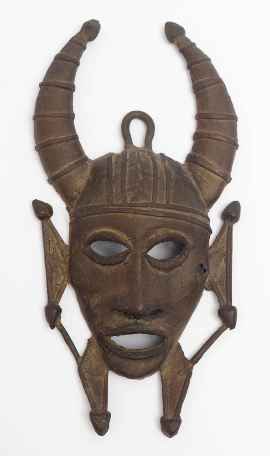 Miniatur-Maske, Afrika Plastisch gerformter, gehörnter Kopf mit Ohr- bzw. Halsschmuck, teilweise mit