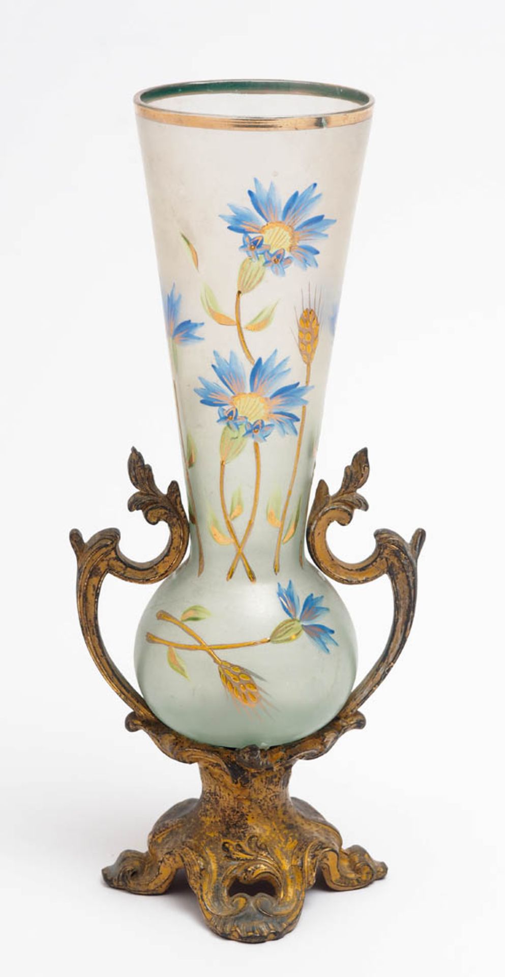 Vase, um 1900 Auf reliefiertem Metallsockel mit ausschwingenden Handhaben kugeliger Glaskorpus mit
