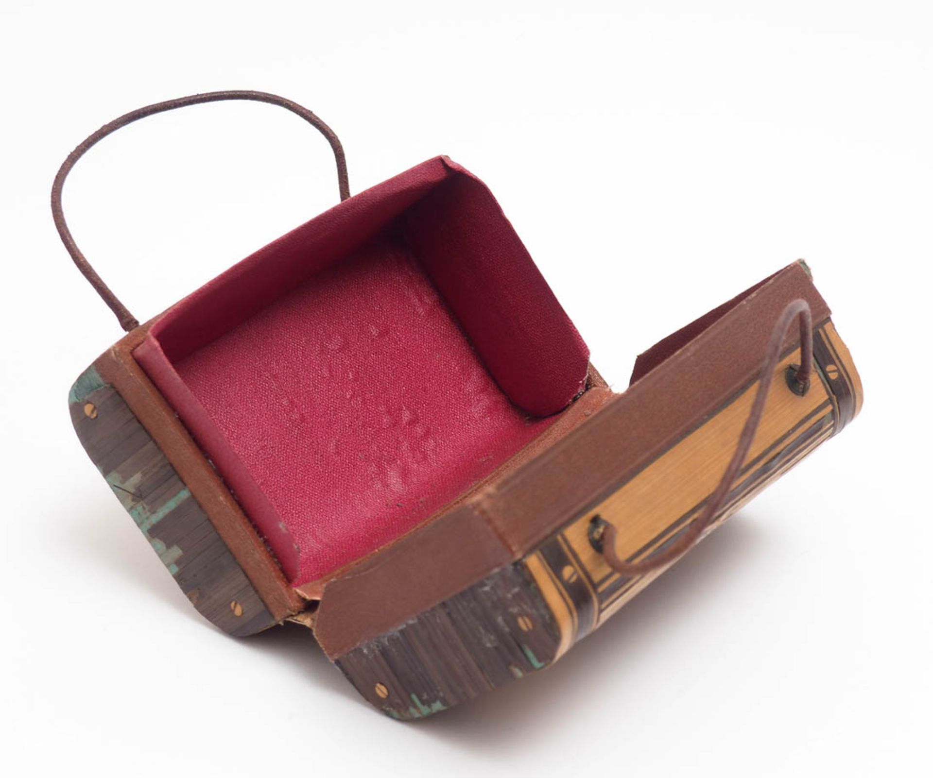 Kästchen, 19.Jhdt. In Form einere Reisetasche mit Tragbügeln. Karton mit gefärbten Strohintarsien. - Bild 4 aus 6