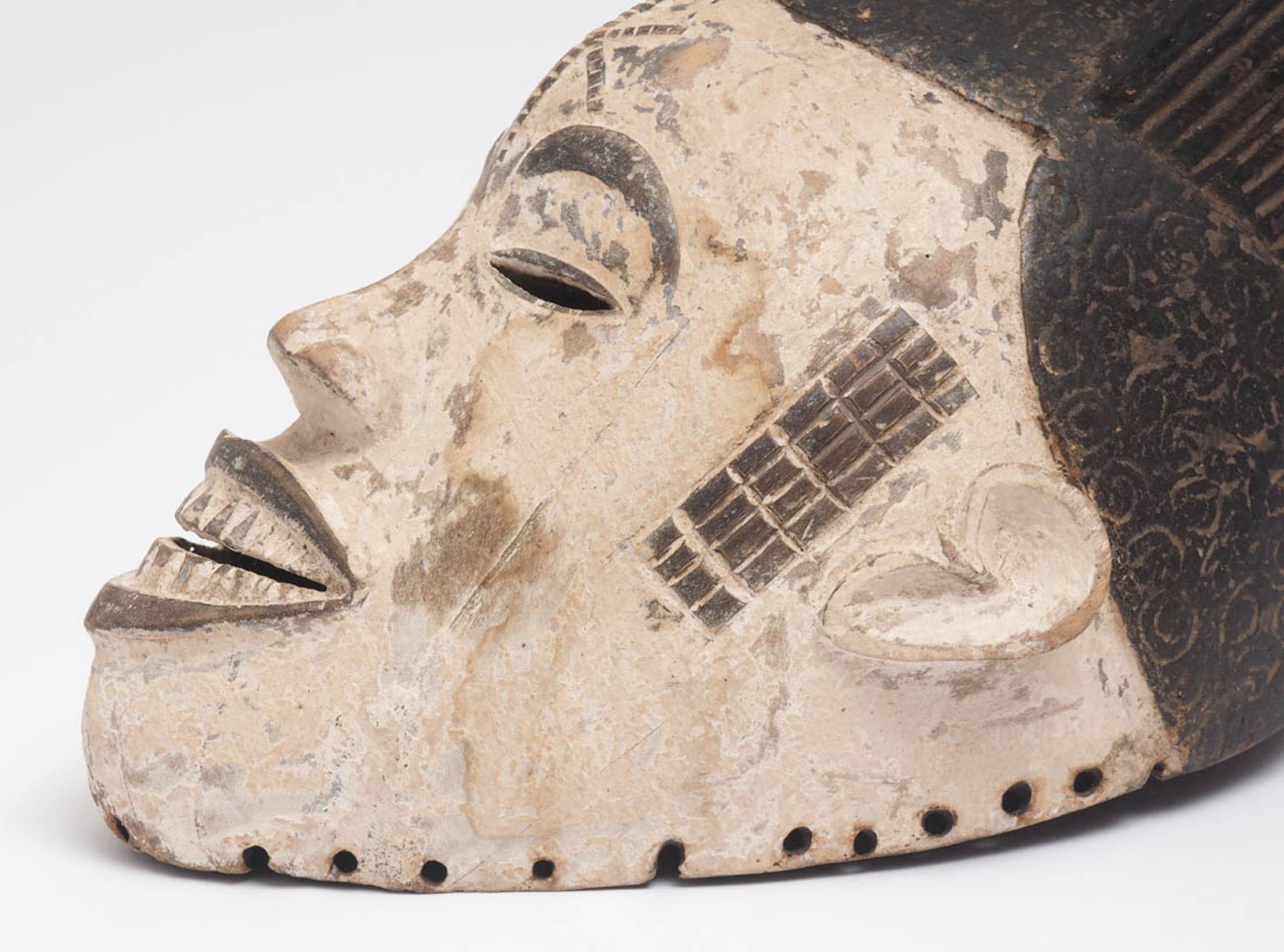 Maske des Mmwo-Geheimbundes, Ibo, Nigeria Holz, geschnitzt, partiell geschwärzt bzw. weiß gekalkt. - Bild 3 aus 5