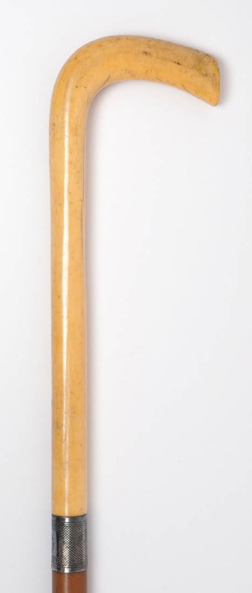 Spazierstock, um 1910 Spitze und Griff aus Elfenbein, monogrammierte Zwinge aus Silber 800. Schuss