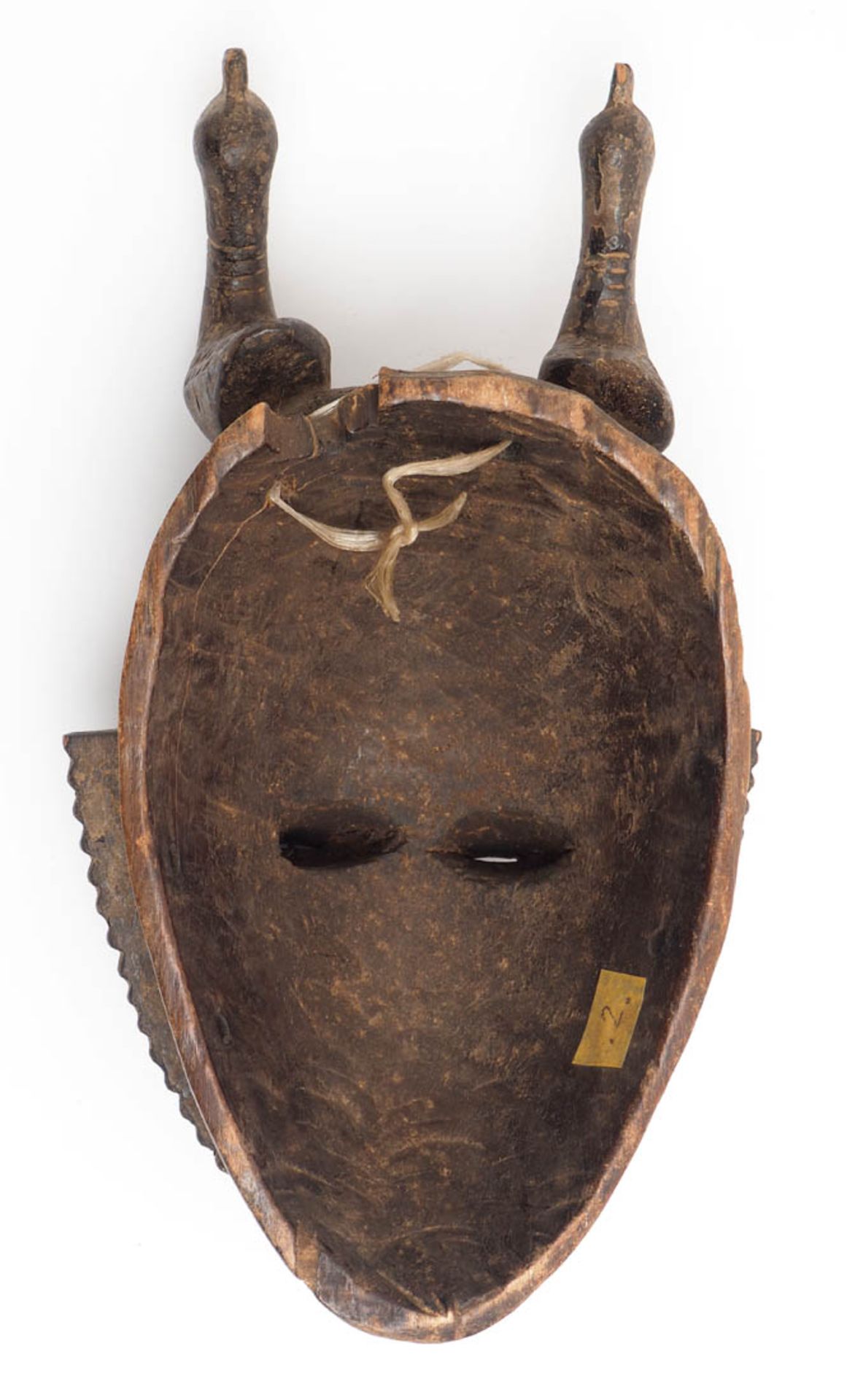 Maske, Baule, Elfenbeinküste In Form eines Kopfes mit stilisiertem Bart und reliefierter Frisur. - Bild 3 aus 4