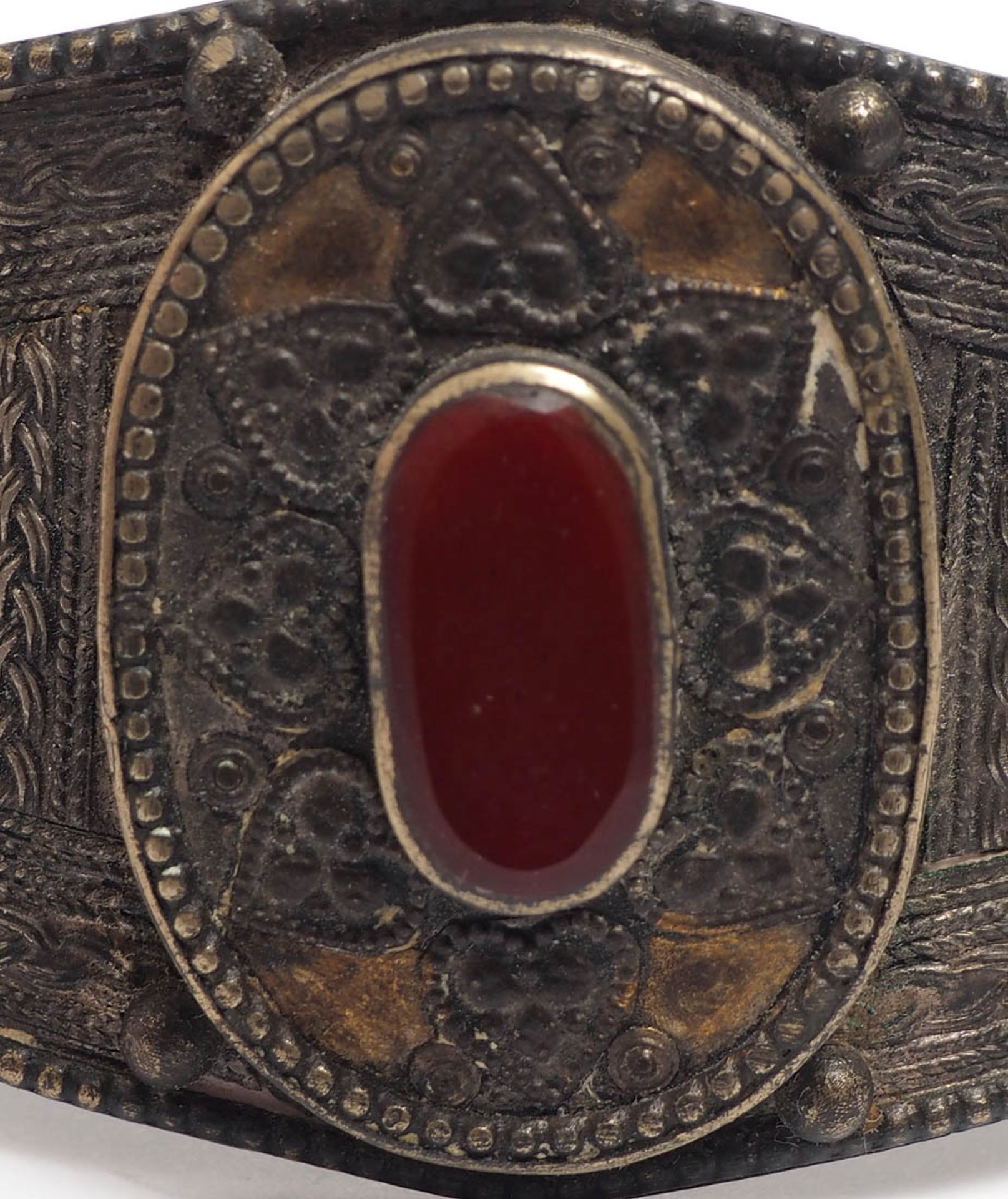 Armreif, Afghanistan Silber (?). Reiche, geometrische Reliefs, im Zentrum gefasster, ovaler - Bild 2 aus 3