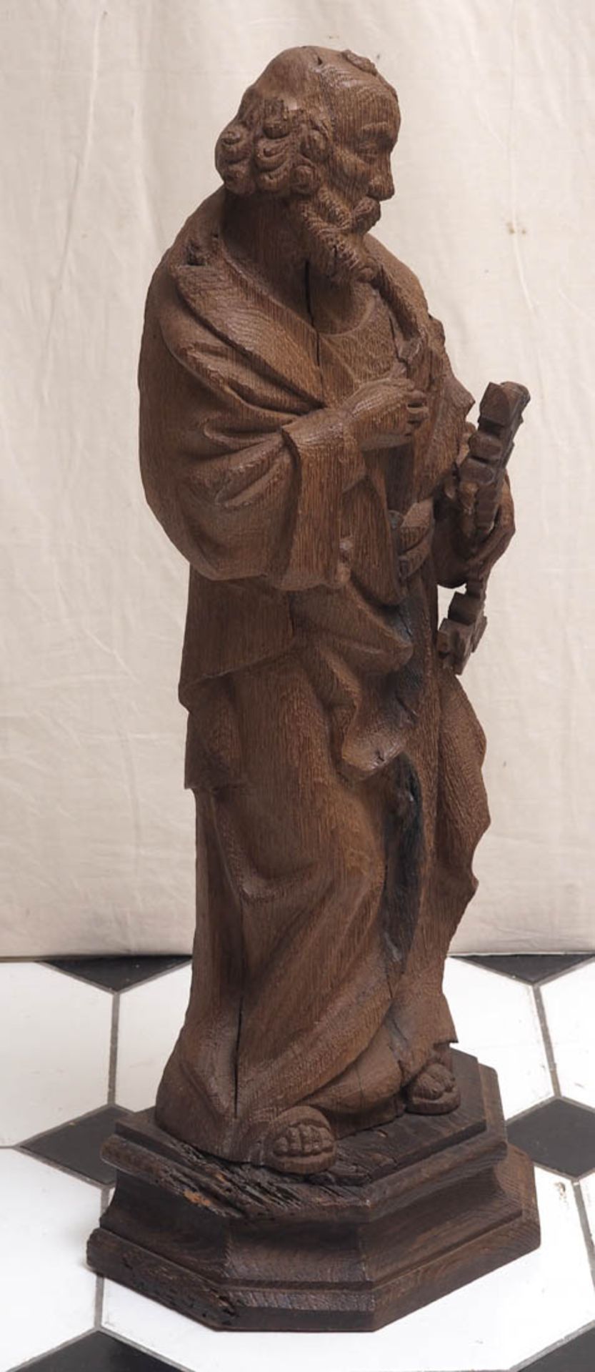 Heiliger Petrus, 19.Jhdt. Auf sechskantigem Sockel halbrund geschnitzte Gestalt des Heiligen mit - Bild 4 aus 5