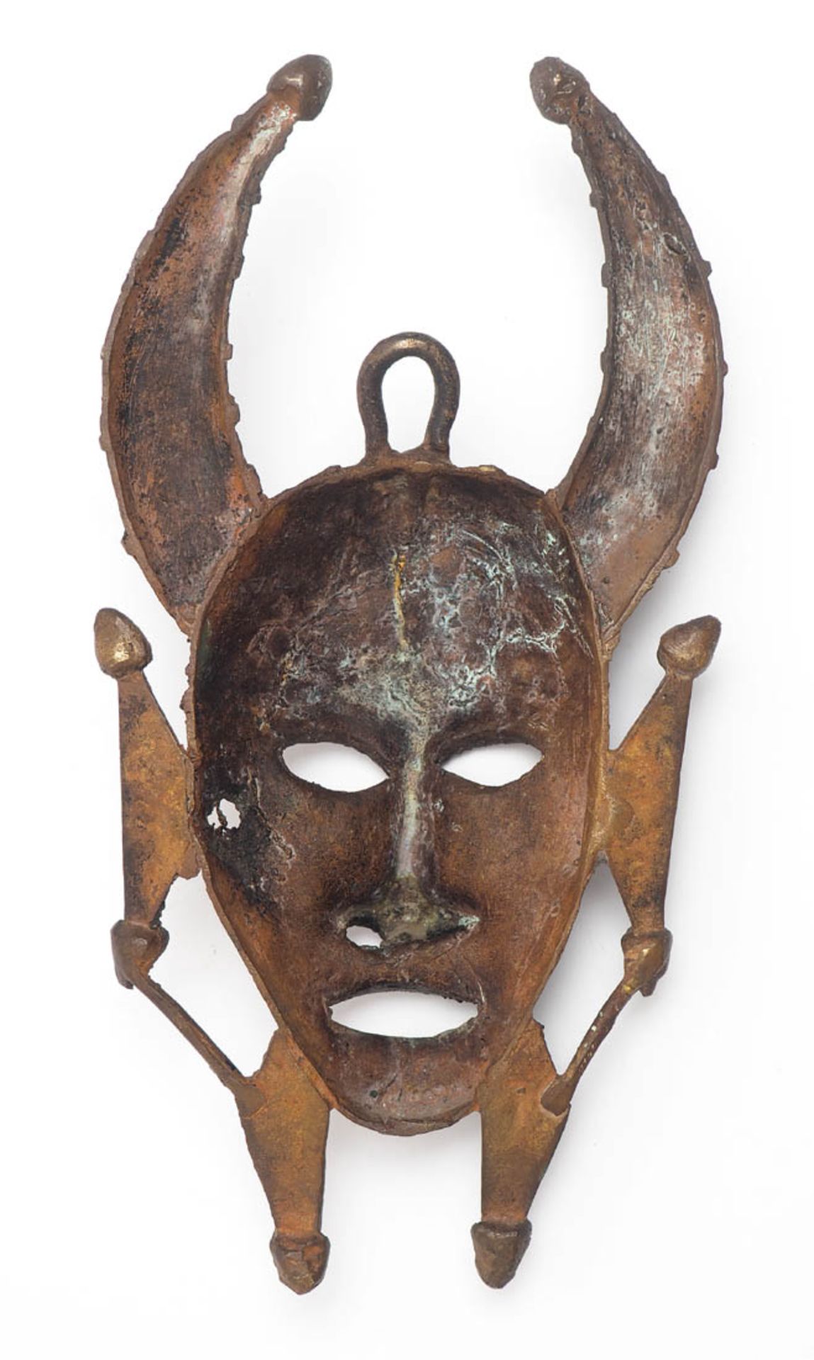 Miniatur-Maske, Afrika Plastisch gerformter, gehörnter Kopf mit Ohr- bzw. Halsschmuck, teilweise mit - Bild 2 aus 3