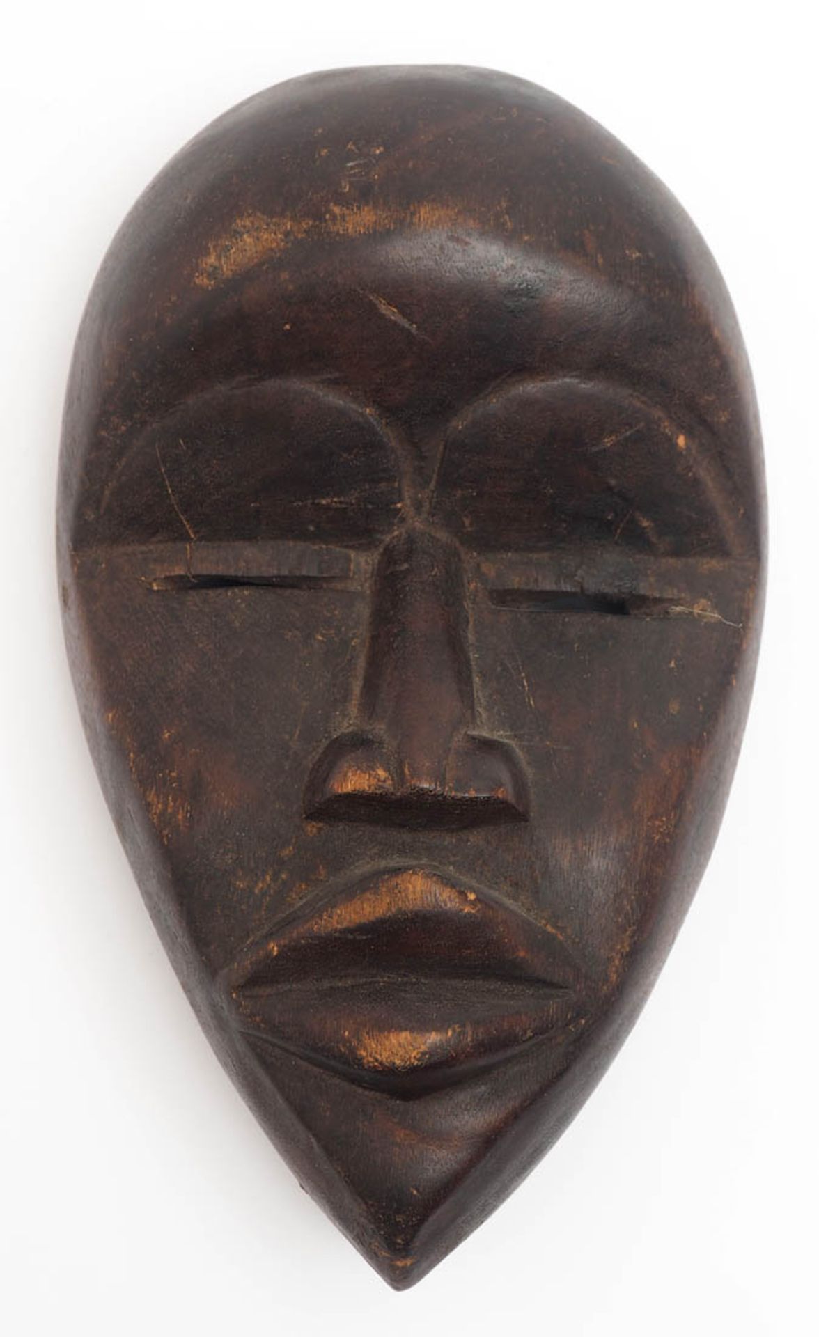 Maske, Dan, Afrika In Form eines spitz zulaufenden Gesichtes mit stark gewölbter Stirnpartie.