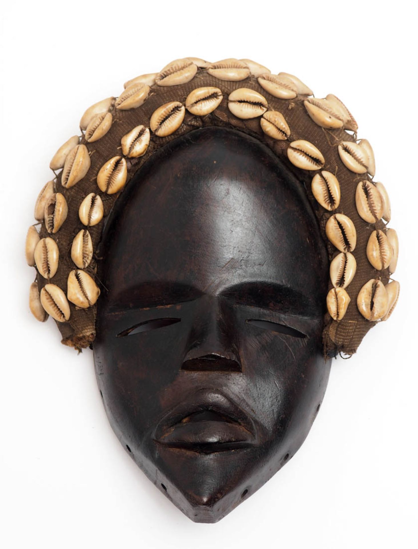 Maske, Dan, Afrika In Form eines spitz zulaufenden Gesichts mit prächtigem Kopfschmuck aus Stoff und