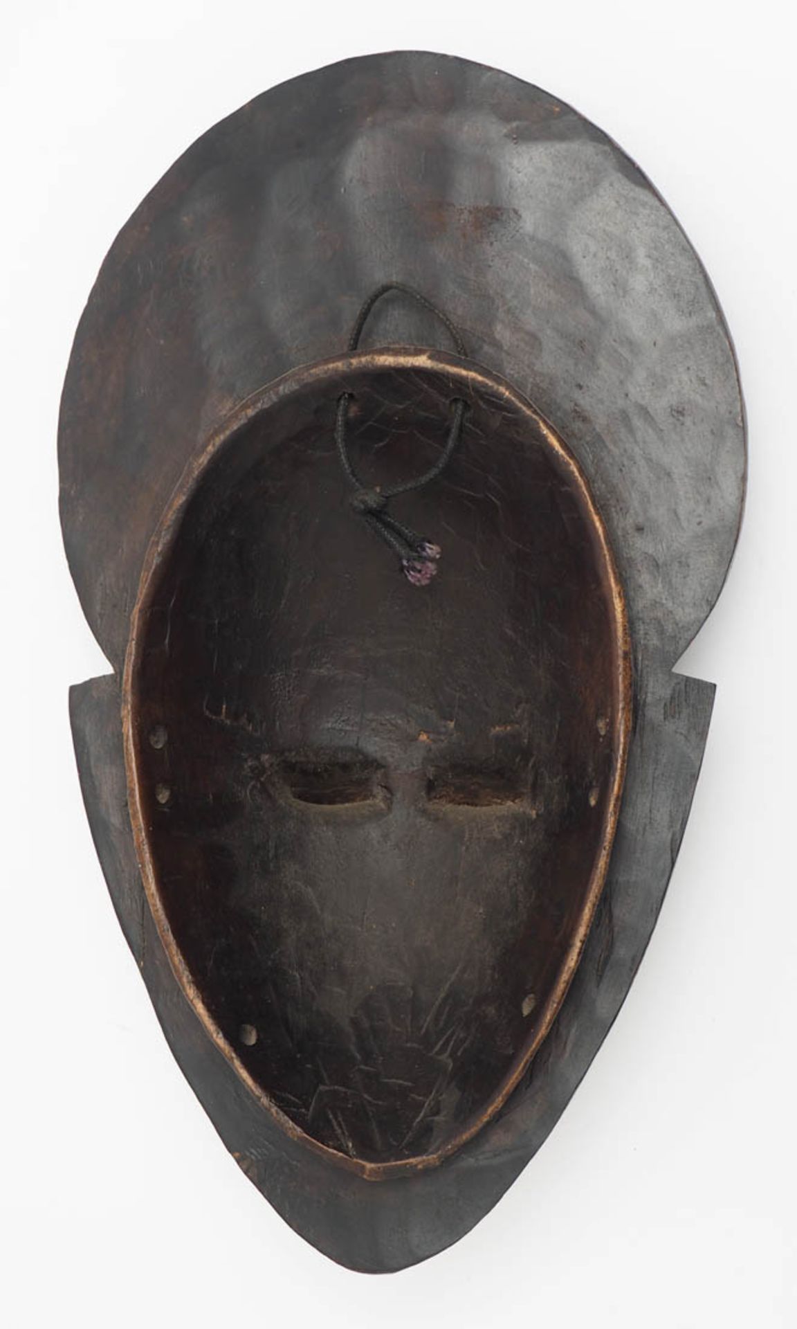 Maske, Baule, Elfenbeinküste Plastisch geschnitzter Kopf mit umlaufendem, reliefiertem Kopf- bzw. - Bild 3 aus 4