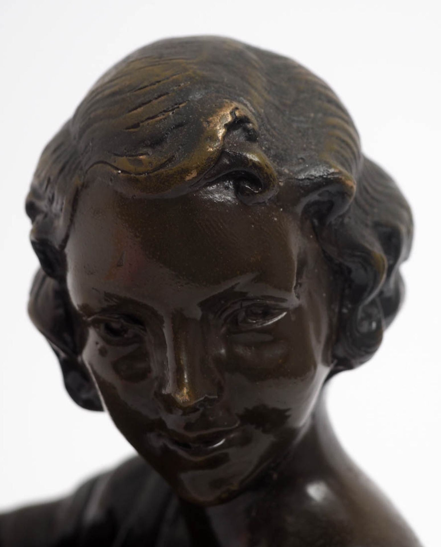 Figurine, 20er /30er Jahre Auf rechteckigem Sockel aus schwarzem Marmor hockendes junges Mädchen, - Bild 4 aus 5