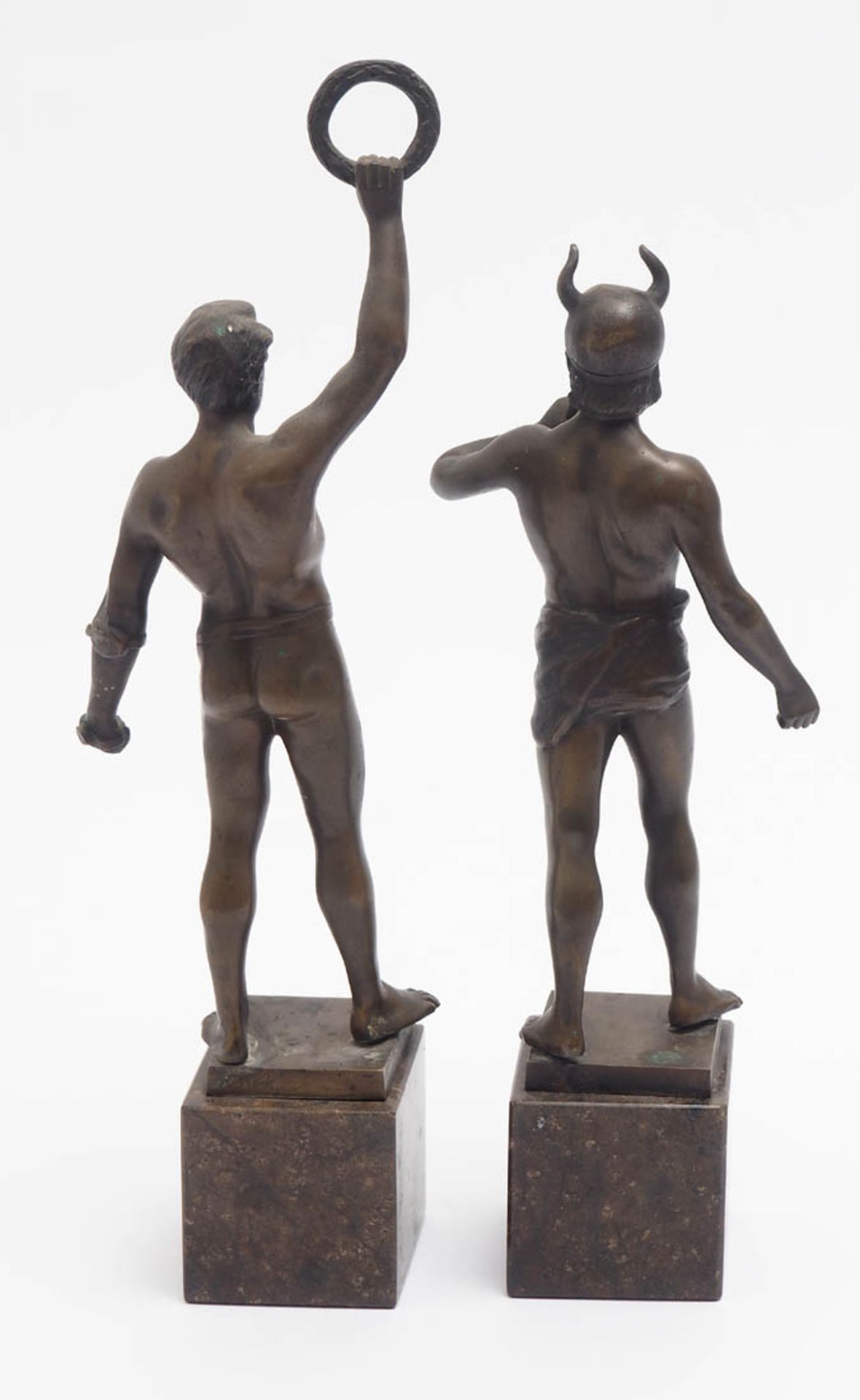 Beck, Ernst, 1879 - 1941 Zwei Bronzefiguren. Darstellung eines Siegers mit erhobenem Lorbeerkranz - Bild 3 aus 5