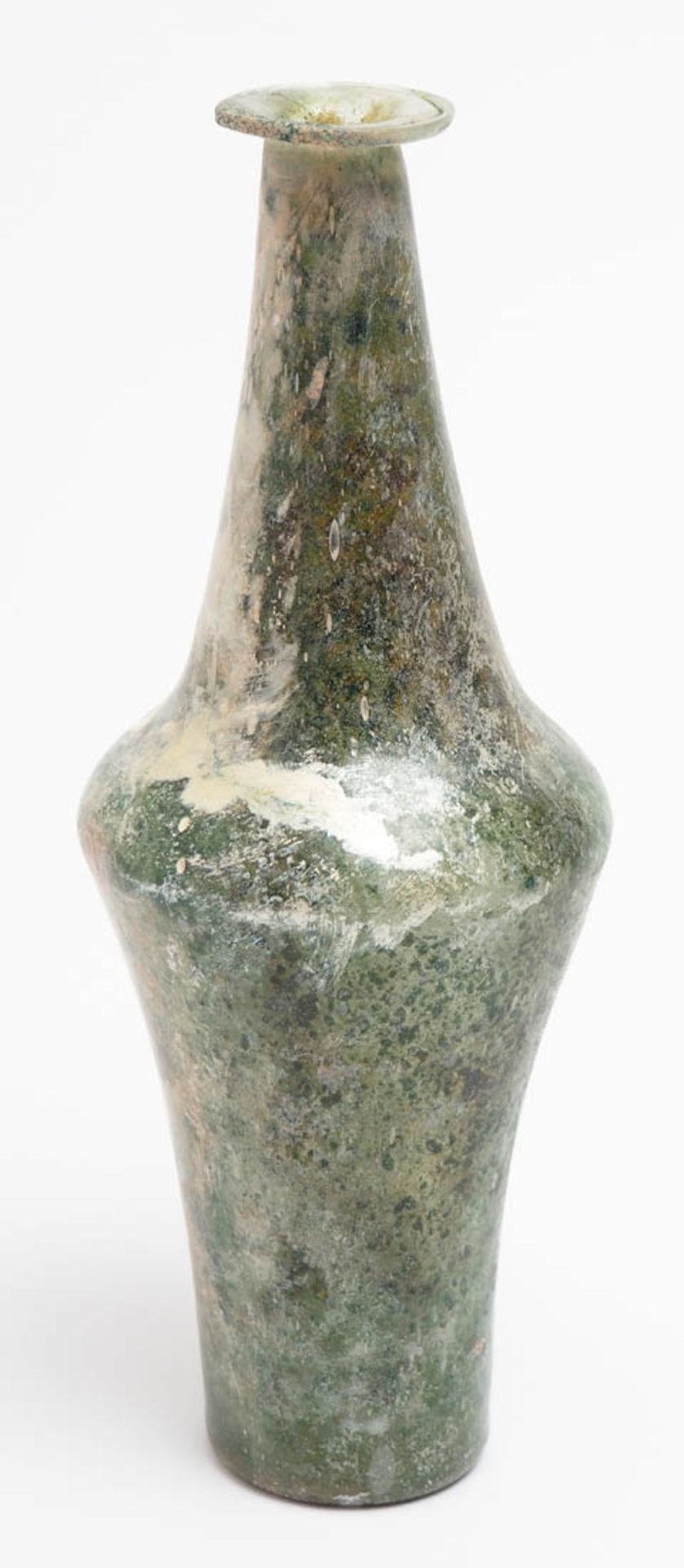 Römische Vase, Kaiserzeit Bikonischer Gefäßkörper mit ausladender Lippe. Grünliches Glas mit Iris. - Bild 2 aus 2