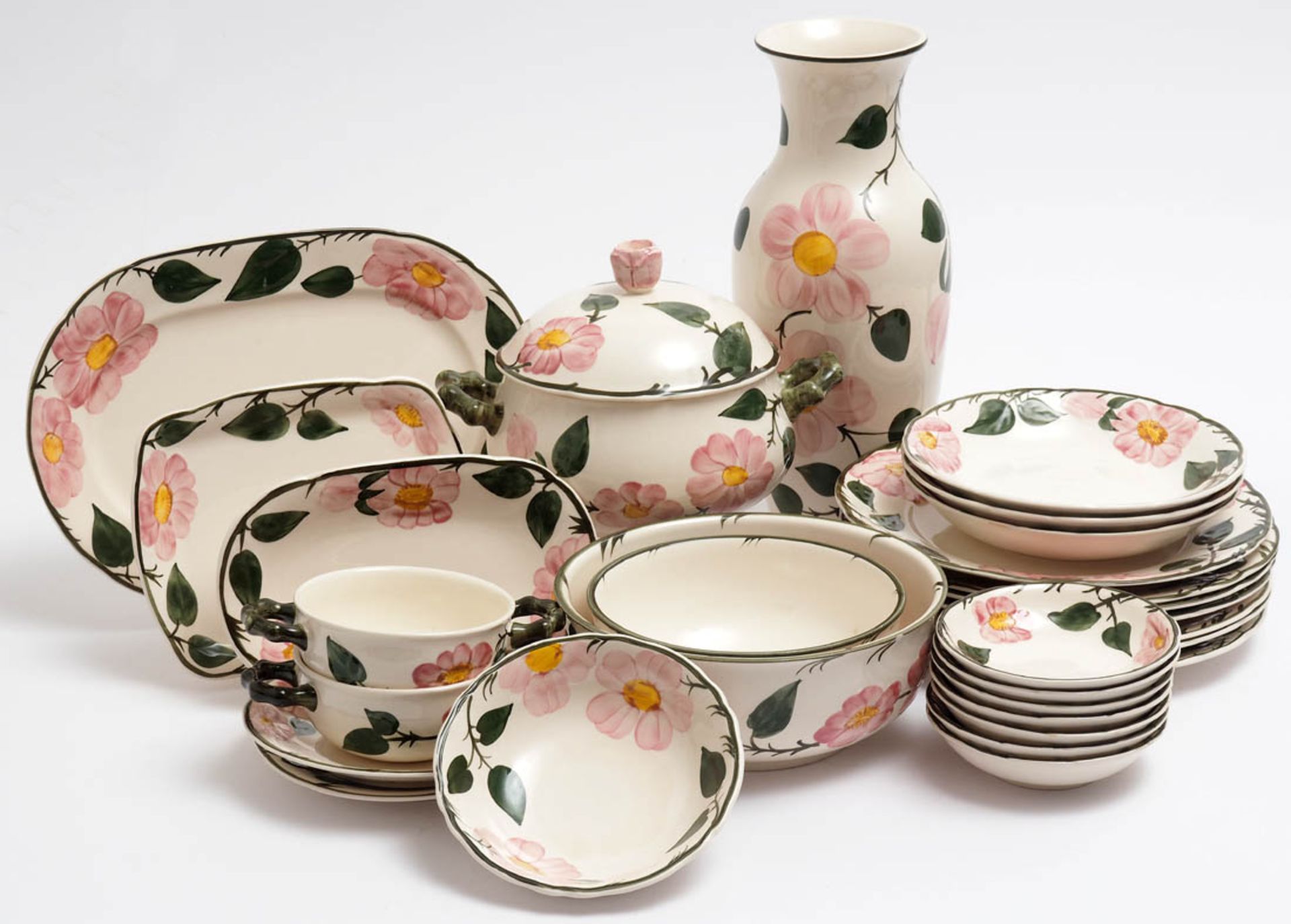 Tafelservice, Villeroy & Boch, Form und Dekor Wild Rose Sieben Essteller, drei Suppenteller, zwei