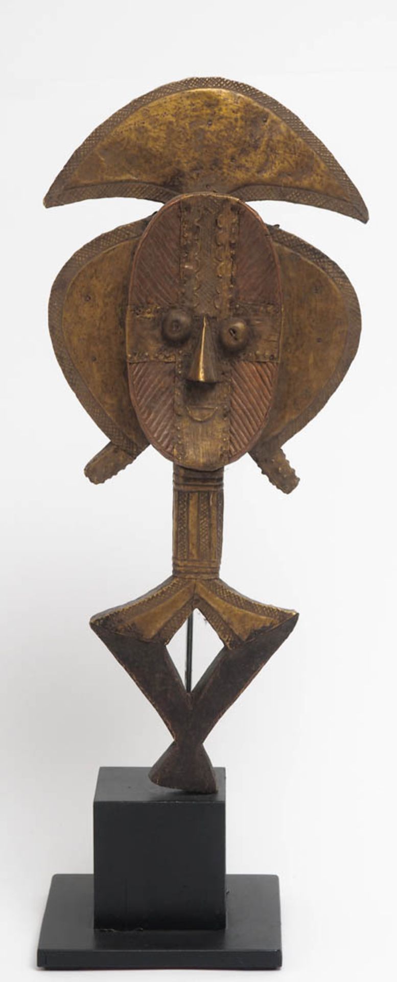 Grabwächterfigur, "Mbulu", Kota, Gabun Geschnitztes Holz mit gravierten Beschlägen aus Messing und