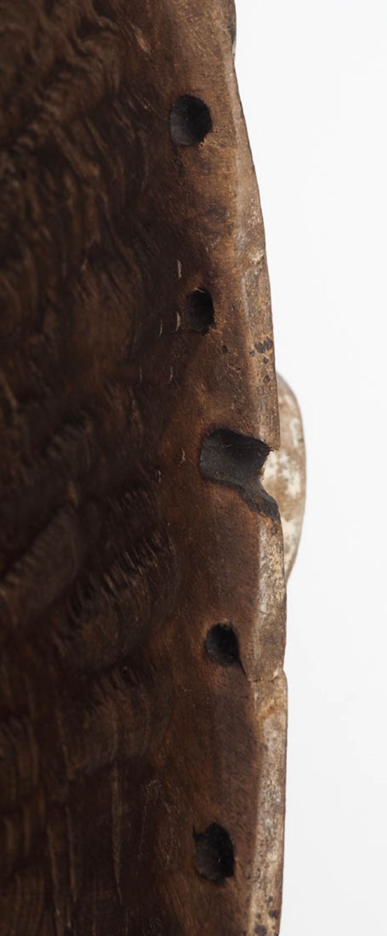 Maske des Mmwo-Geheimbundes, Ibo, Nigeria Holz, geschnitzt, partiell geschwärzt bzw. weiß gekalkt. - Bild 5 aus 5